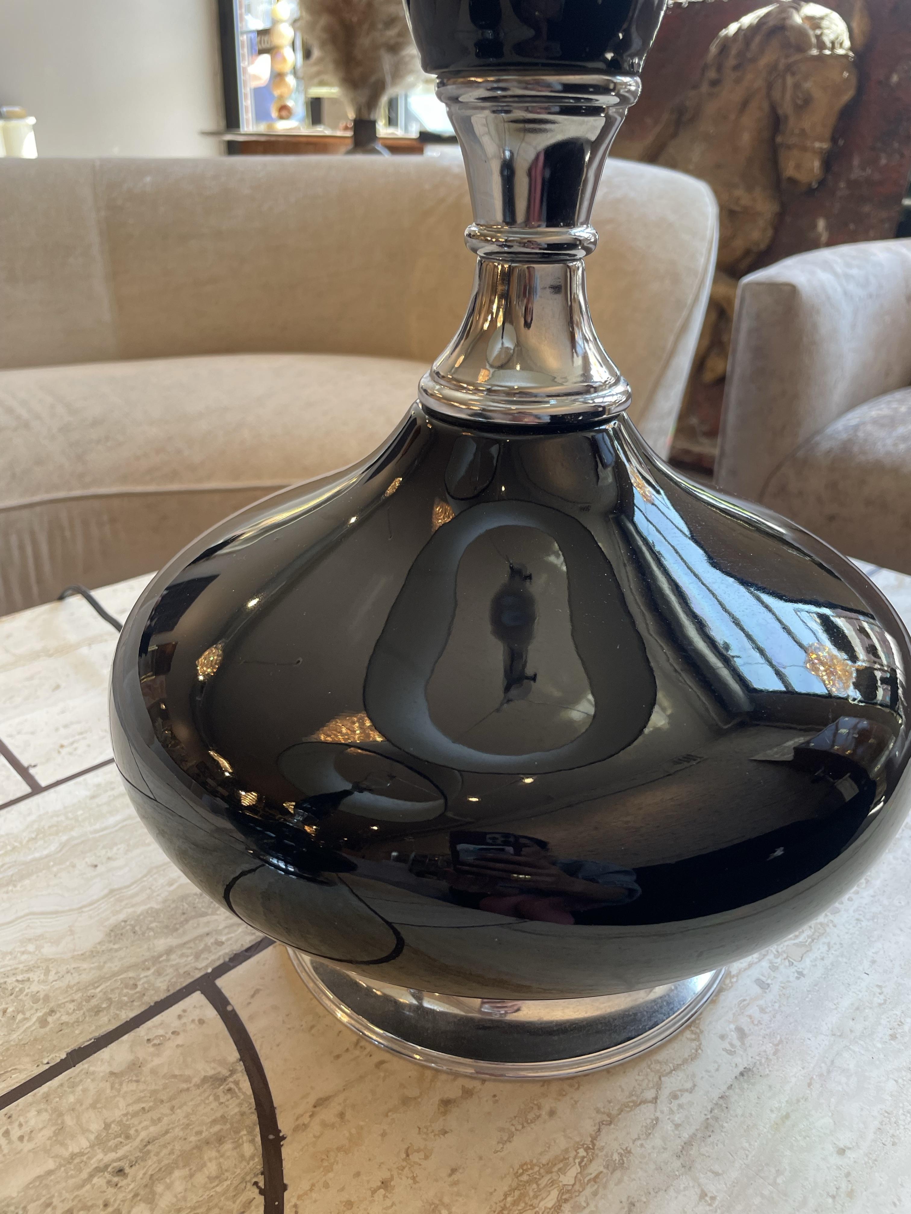 Paire de lampes en émail noir des années 1960 en vente 3