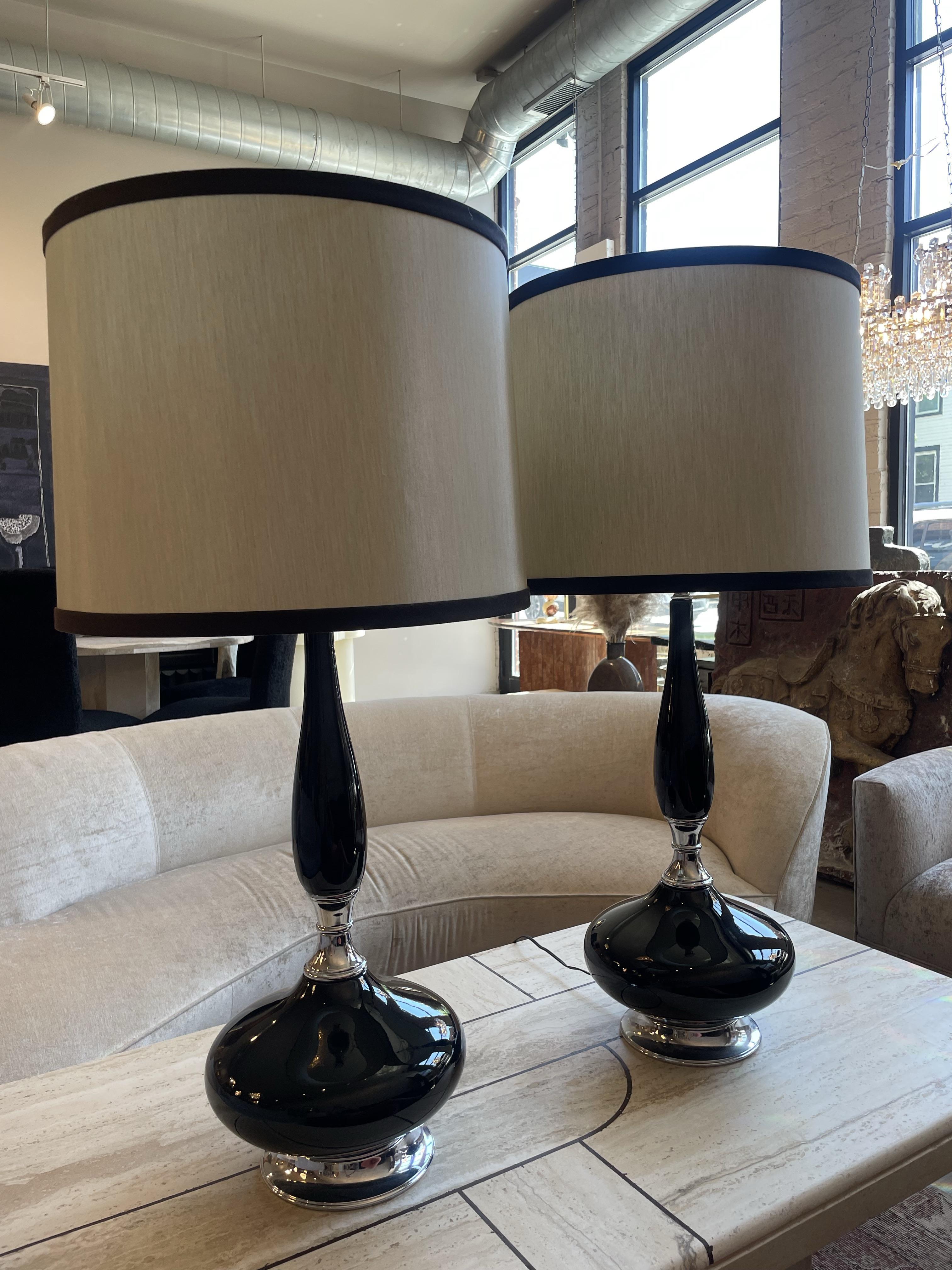 Paire de lampes en émail noir des années 1960 en vente 4