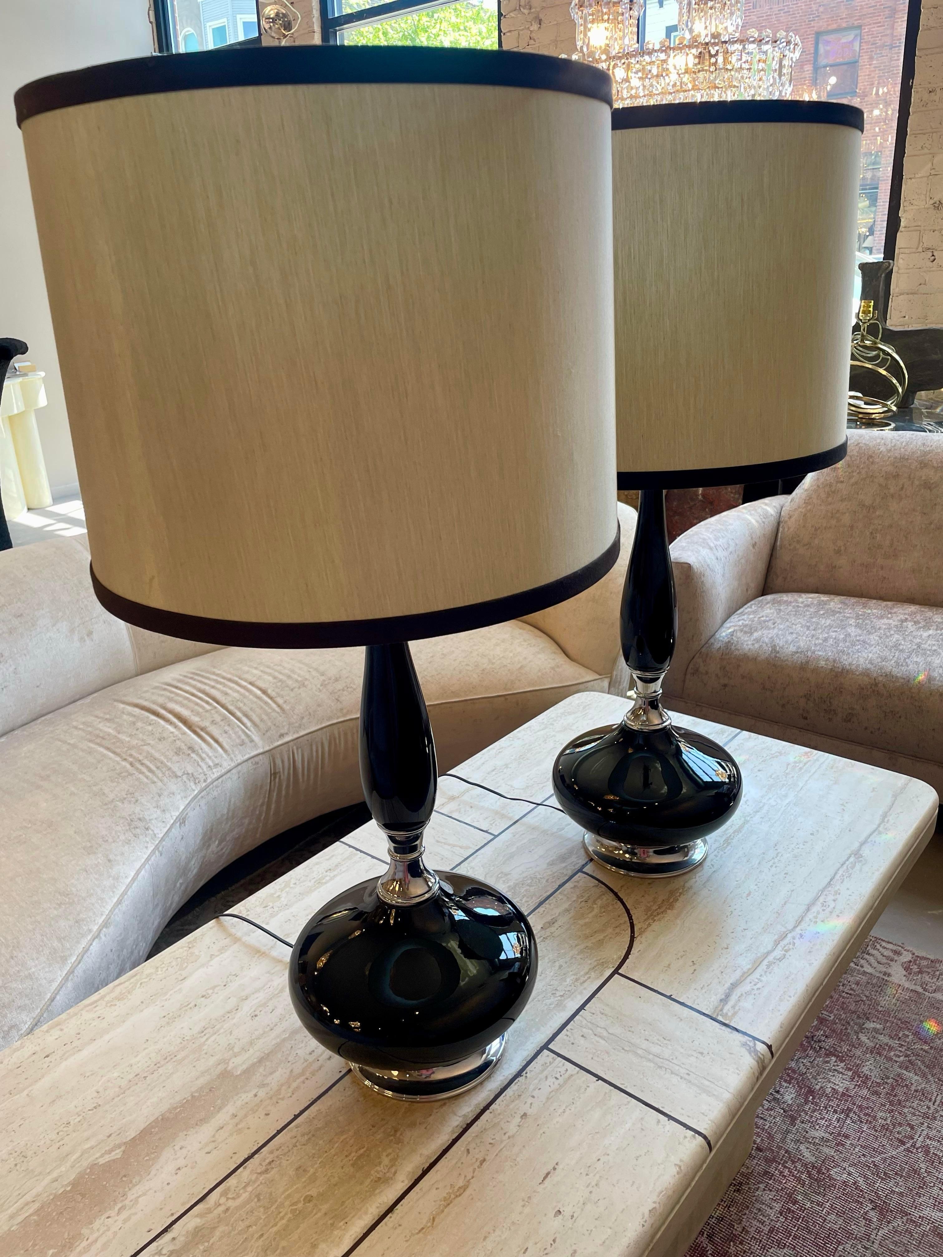 Paire de lampes en émail noir des années 1960 en vente 5