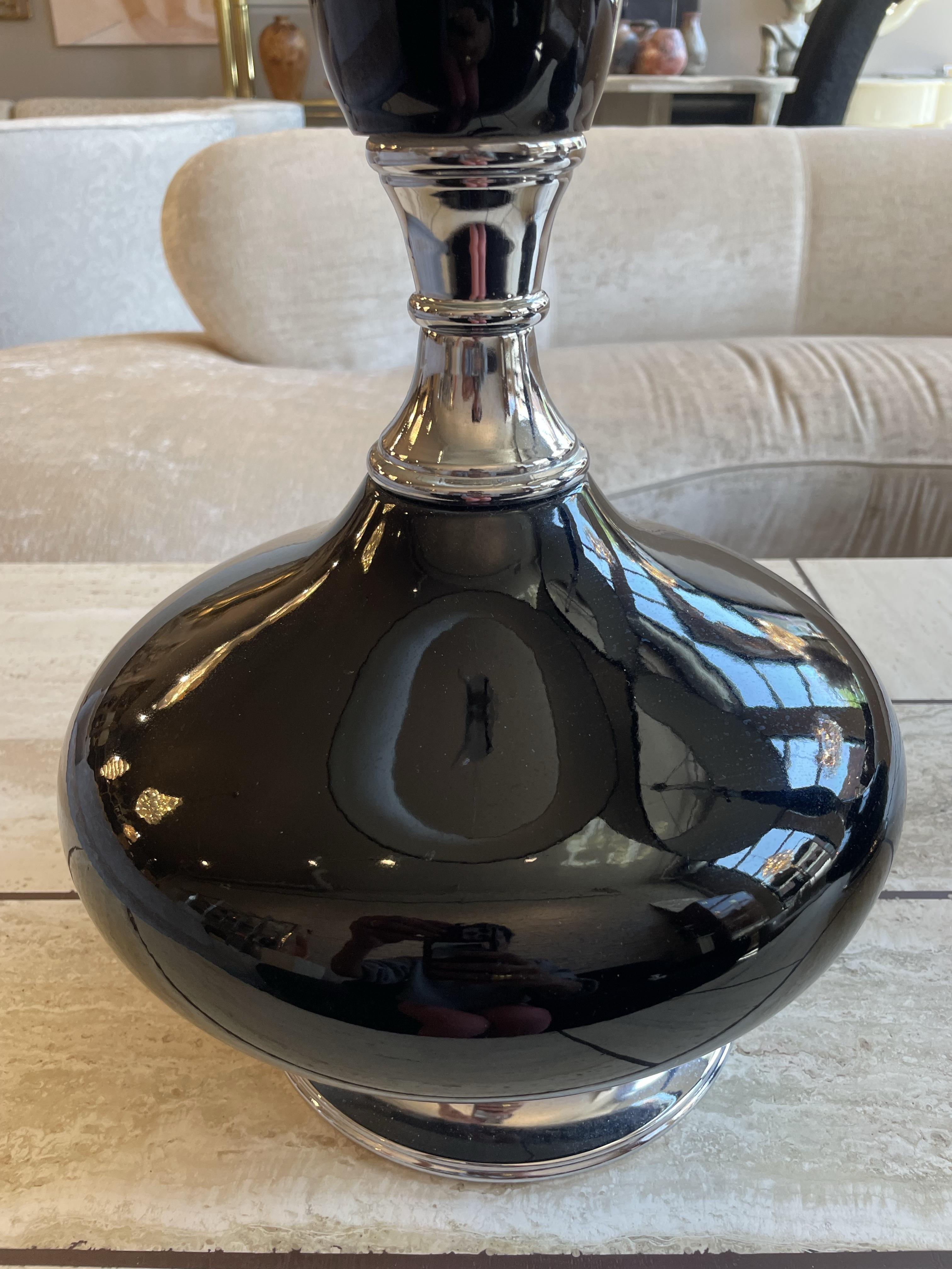 Art déco Paire de lampes en émail noir des années 1960 en vente