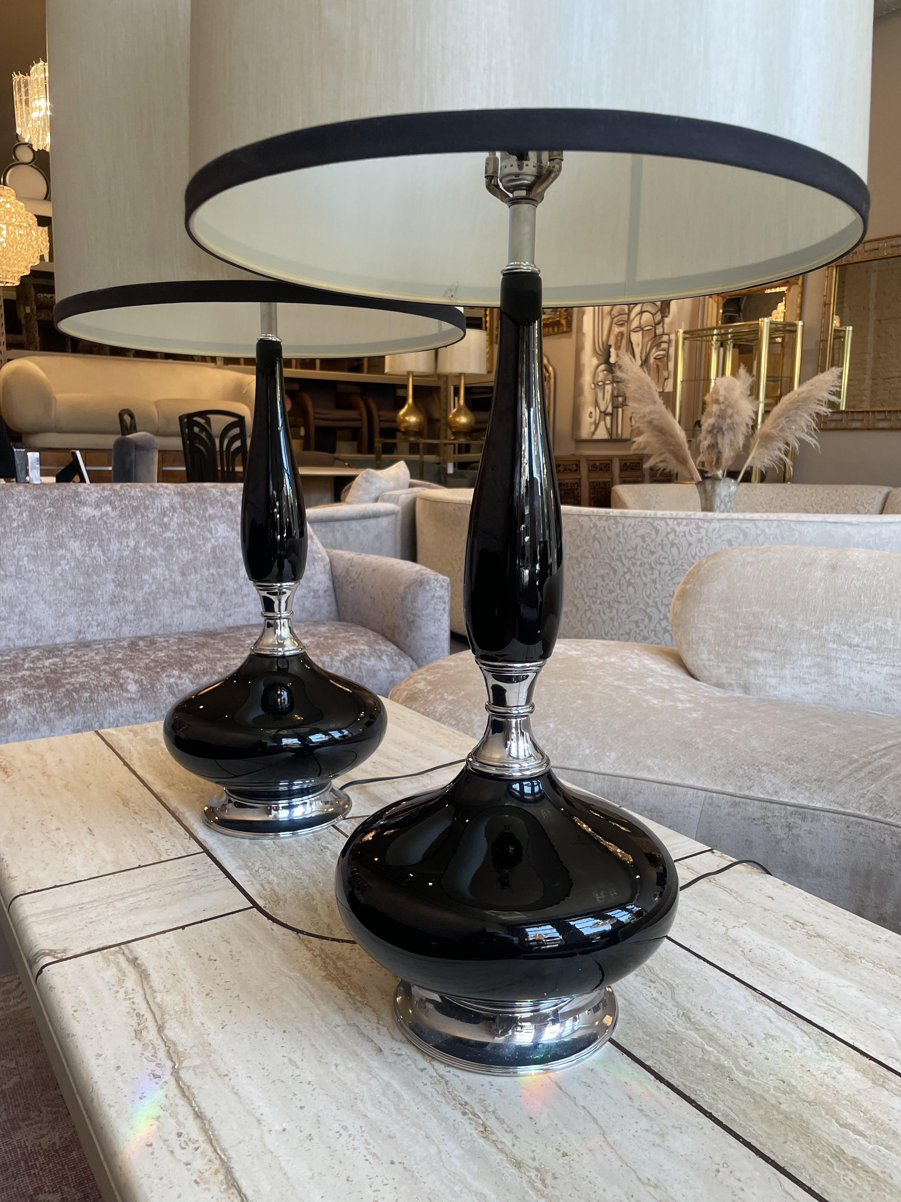 Paire de lampes en émail noir des années 1960 Bon état - En vente à Chicago, IL