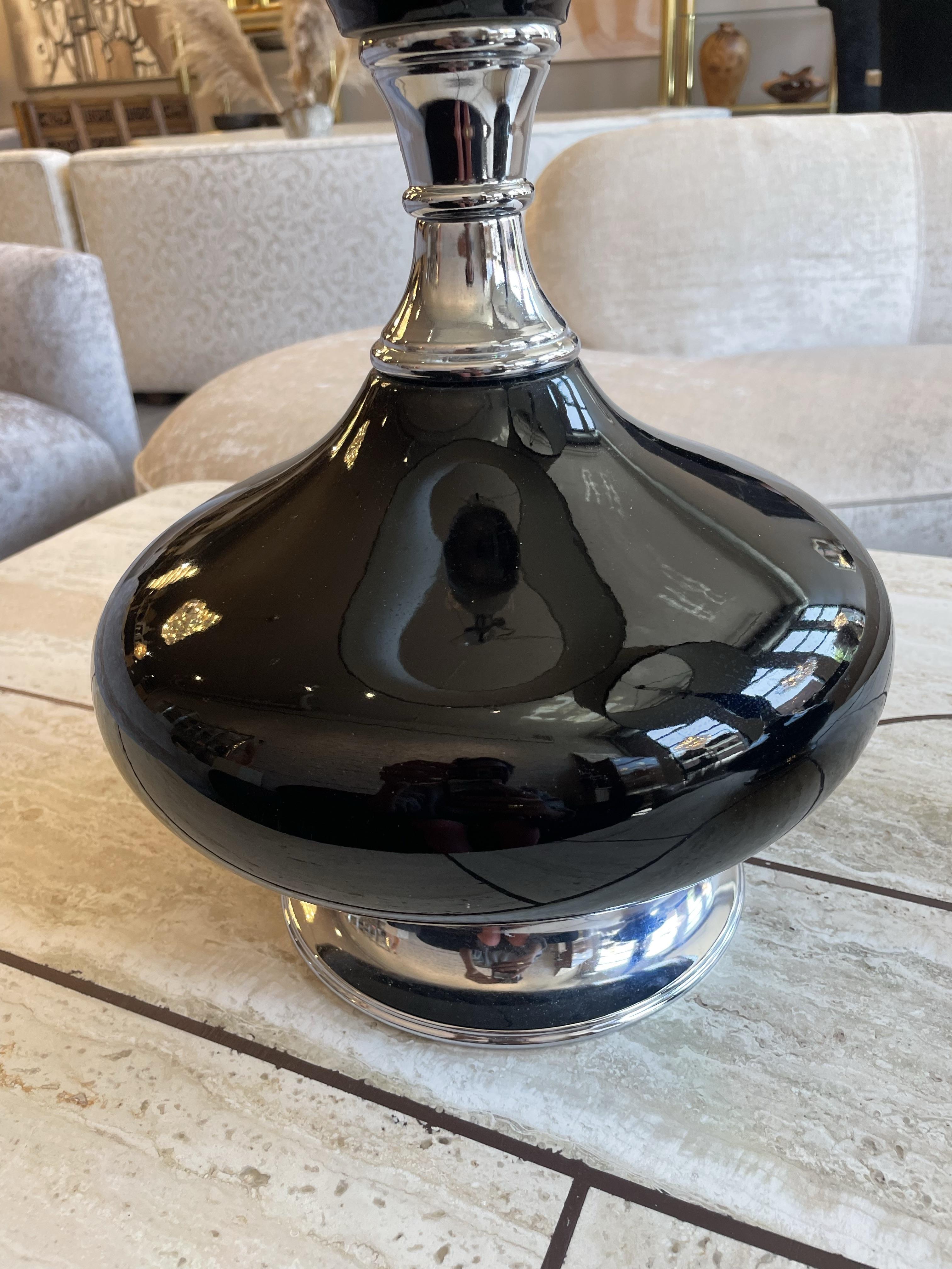 Paire de lampes en émail noir des années 1960 en vente 1