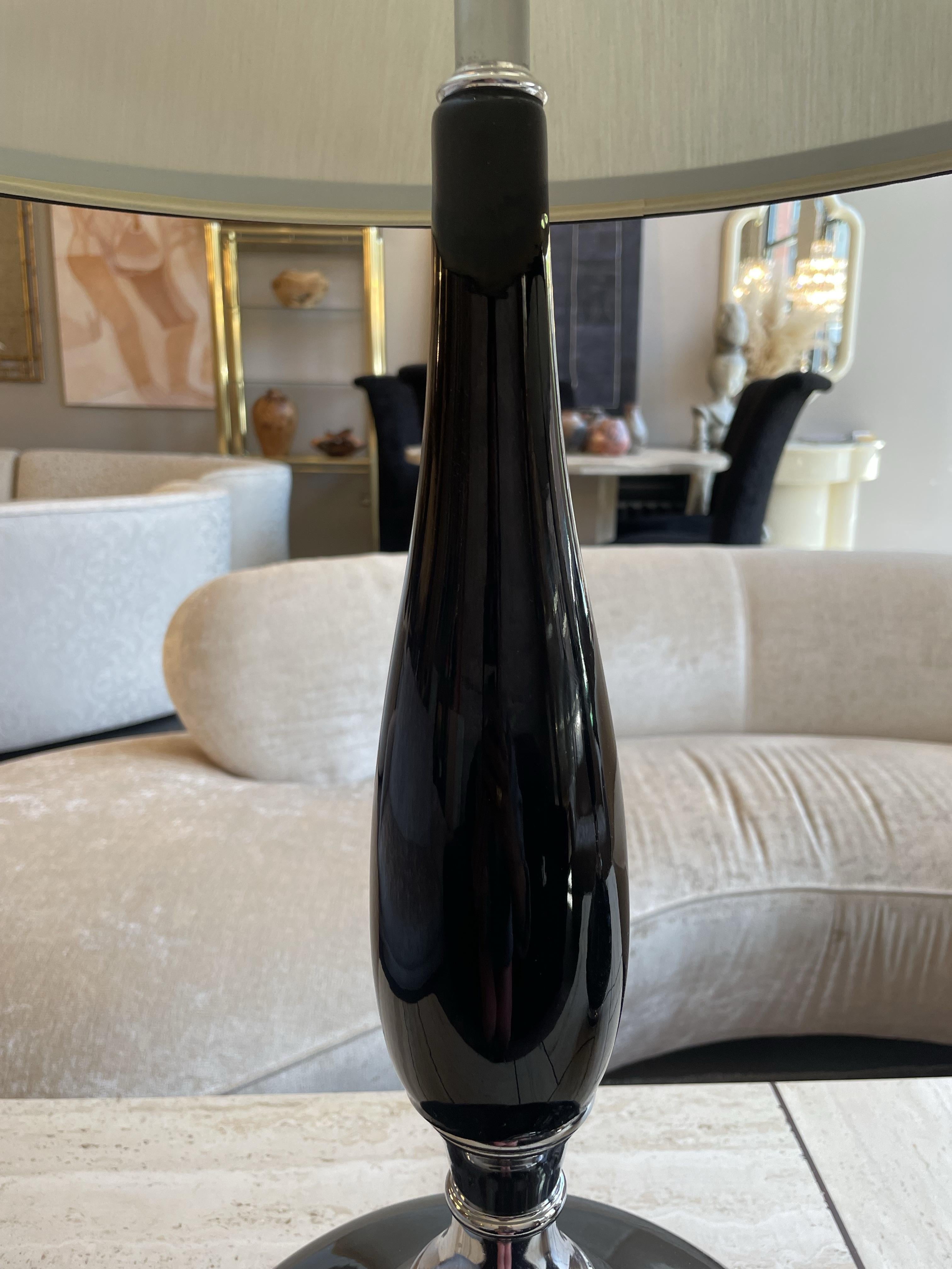 Paire de lampes en émail noir des années 1960 en vente 2