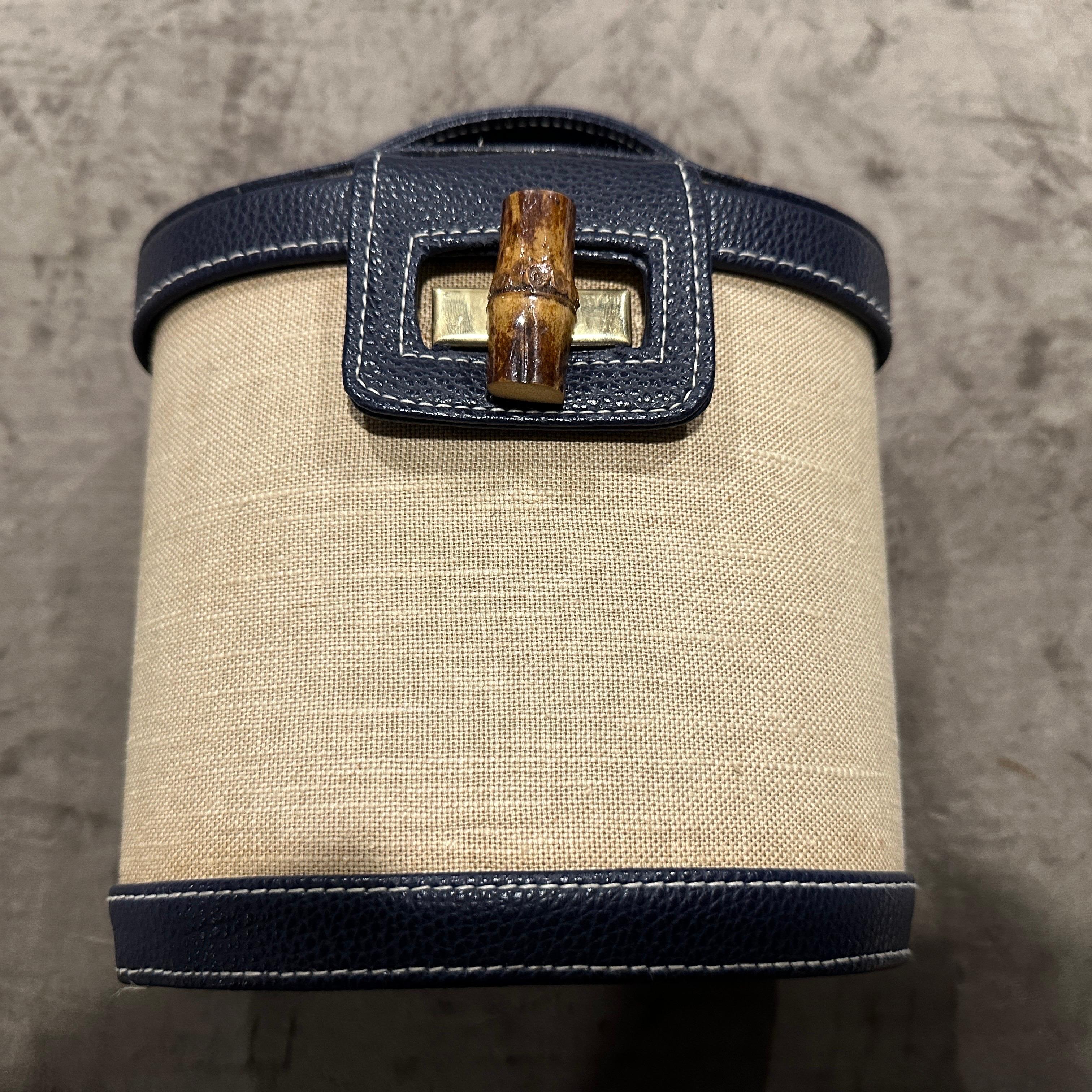 Charmante 1960er Jahre Vintage Blau Leder, Bambus und Messing Italienisch Top Handle Bag
Diese bezaubernde und unverwechselbare Vintage-Tasche mit oberem Griff aus den 1960er Jahren ist ein Zeugnis italienischer Handwerkskunst und zeitlosen Stils.