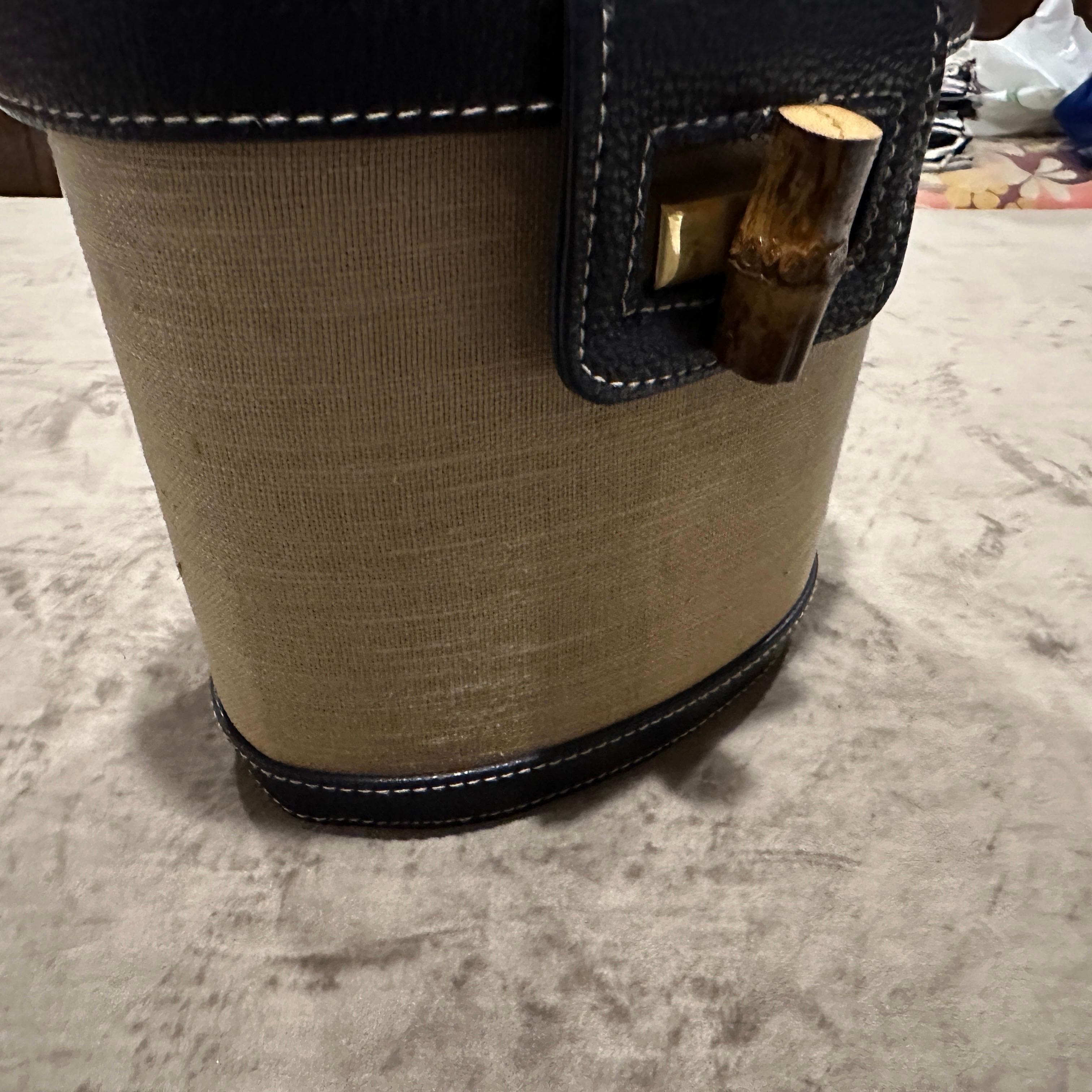 1960er Jahre Vintage Blaues Leder Bambus und Messing Italienische Top Handle Tasche im Zustand „Gut“ im Angebot in Aci Castello, IT
