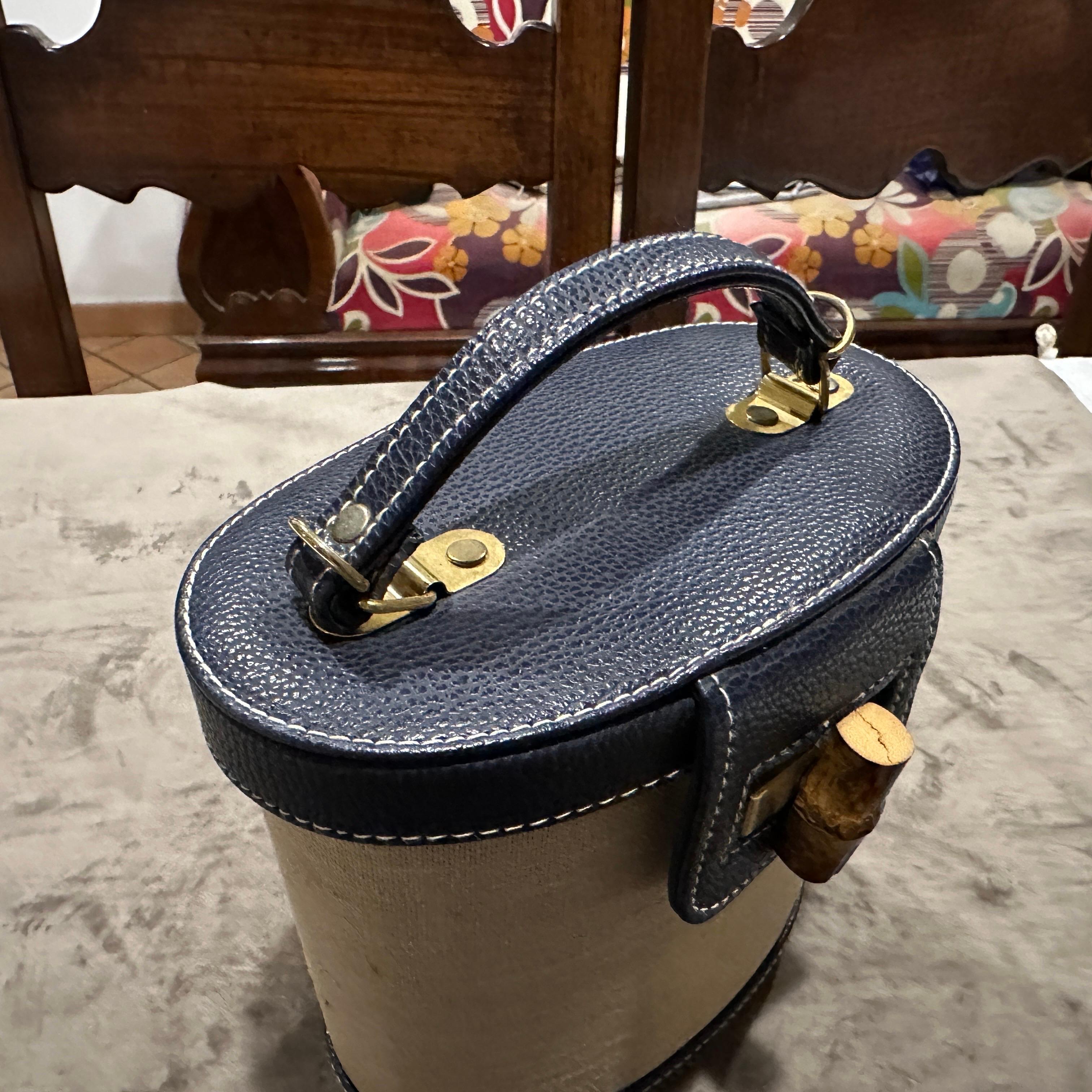 1960er Jahre Vintage Blaues Leder Bambus und Messing Italienische Top Handle Tasche Damen im Angebot