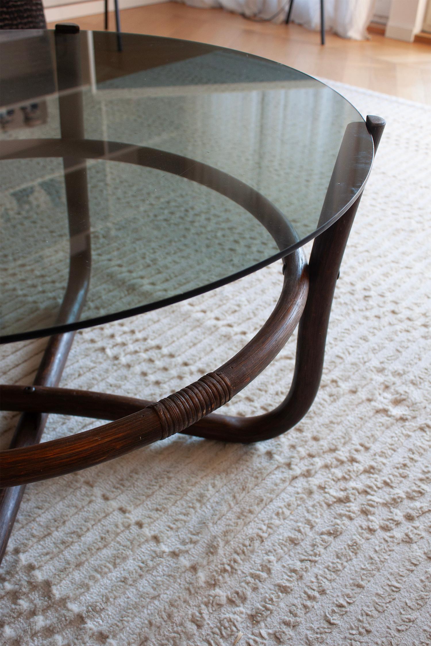 1960s Vintage Bohemian Style Round Bamboo And Glass Sofa Table In Good Condition For Sale In Rümmingen, BW