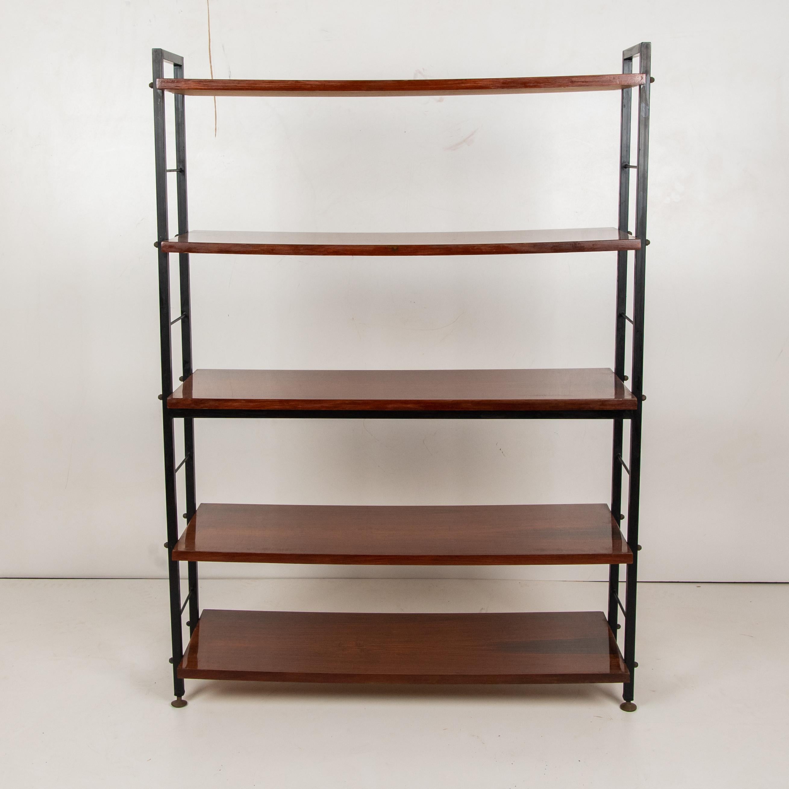 Special vintage bookcase with laquered wood shelves and balck iron frame with brass feet. Shelves ((up to 5 ones) are removable and can be combined according to needs. Item has been restored and it is in good conditions with some signs of time.