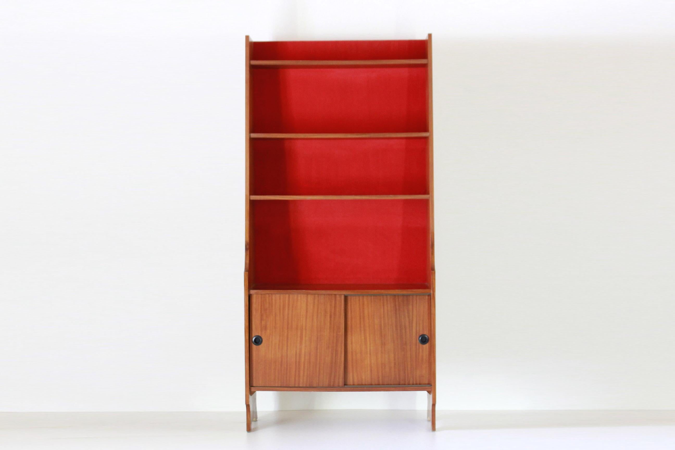 Velvet vintage Book shelf, teak and velvet, Modular Structure, italy 1950s.
A 1960s vintage modular bookcase with teak and red velvet structure. The item is composed by two modules that can be also settled separately from each other. Classic italian