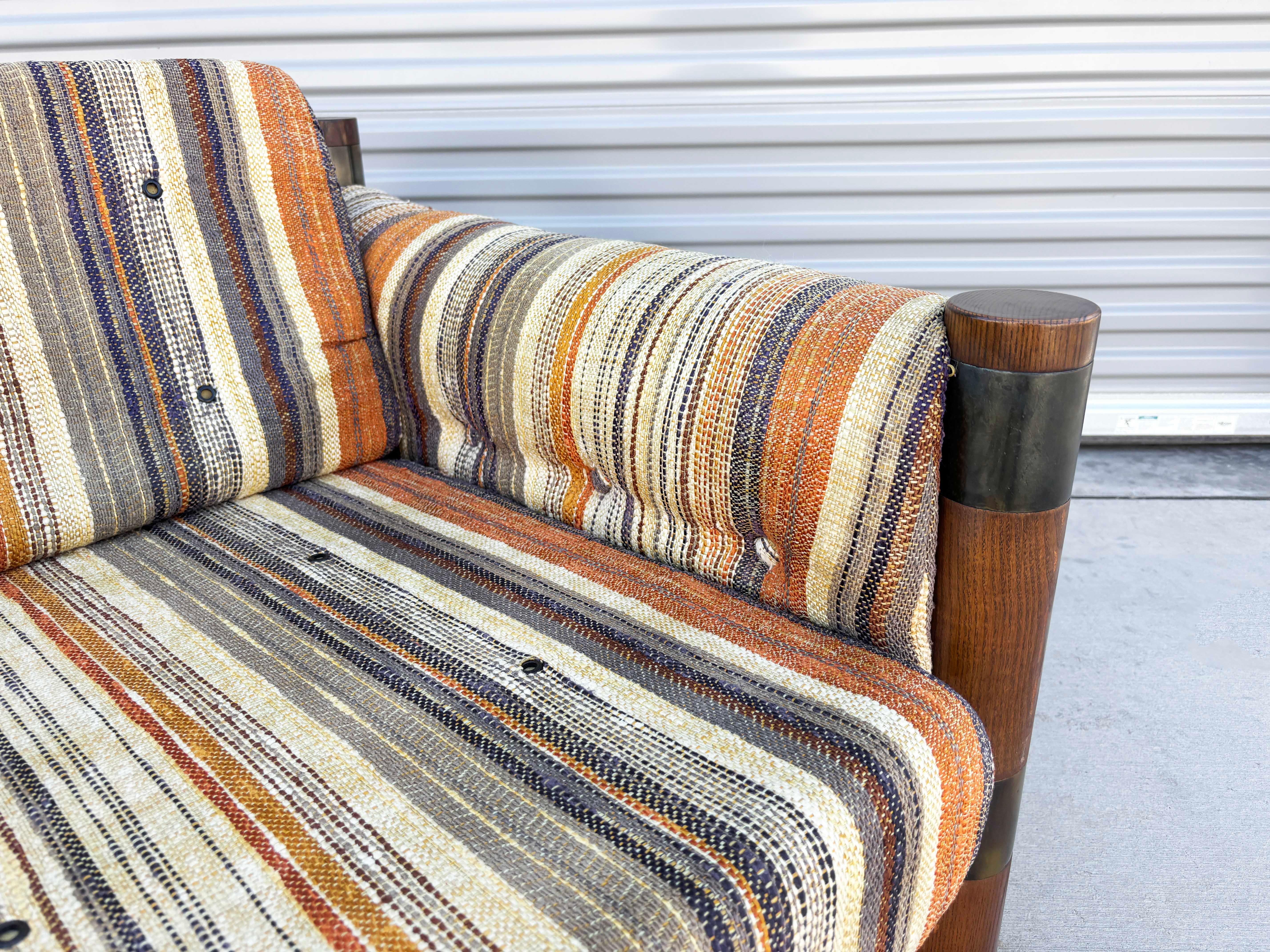 Silla de salón vintage de latón y roble de los años 60 en venta 4