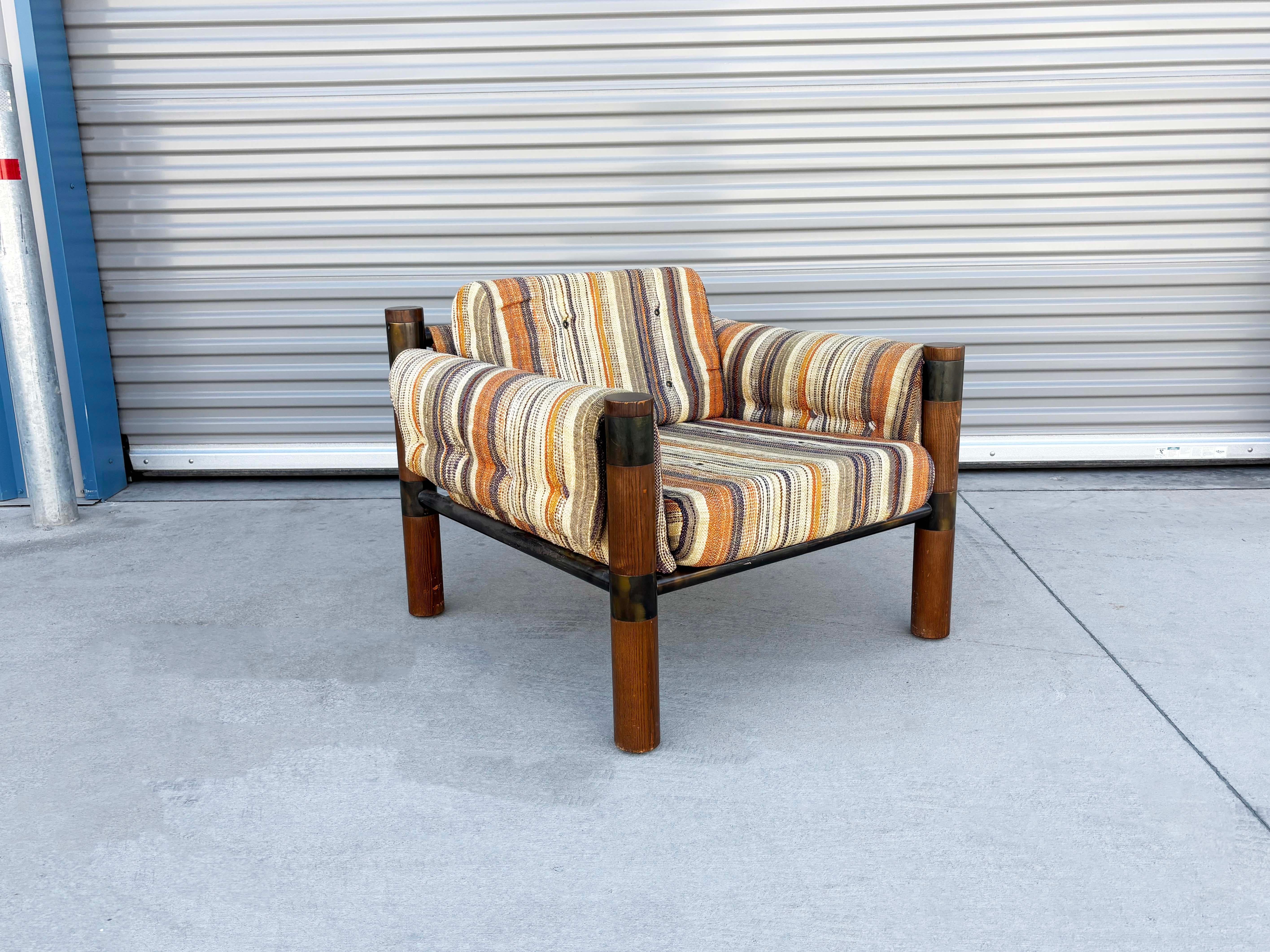 ✨ Silla de salón vintage de latón y roble ✨

Fabricada en Estados Unidos en los años 60, esta tumbona vintage es una hermosa mezcla de sofisticación retro y artesanía perdurable. Presenta su tapicería original a rayas en tonos cálidos y terrosos,