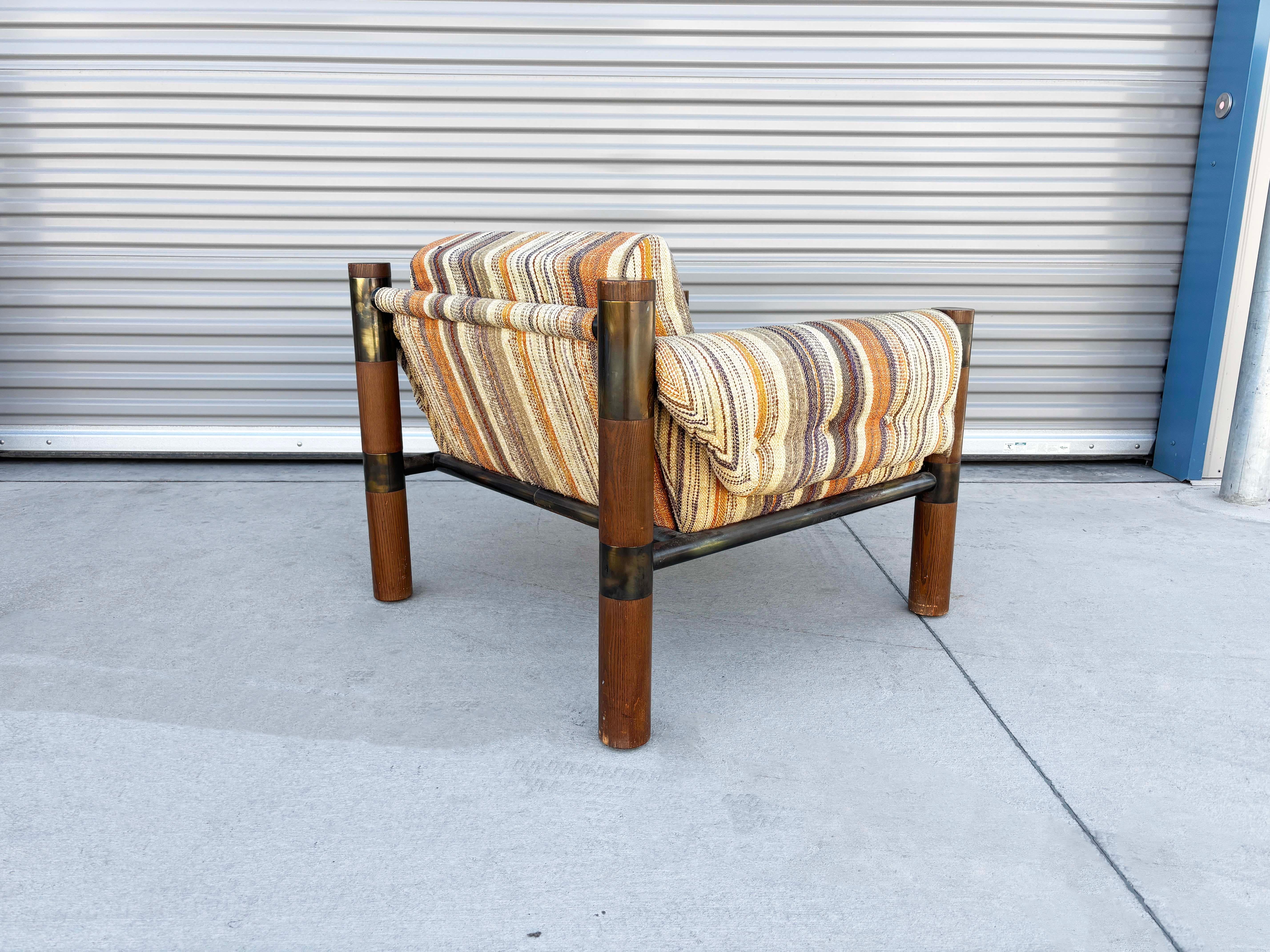 Silla de salón vintage de latón y roble de los años 60 Estadounidense en venta