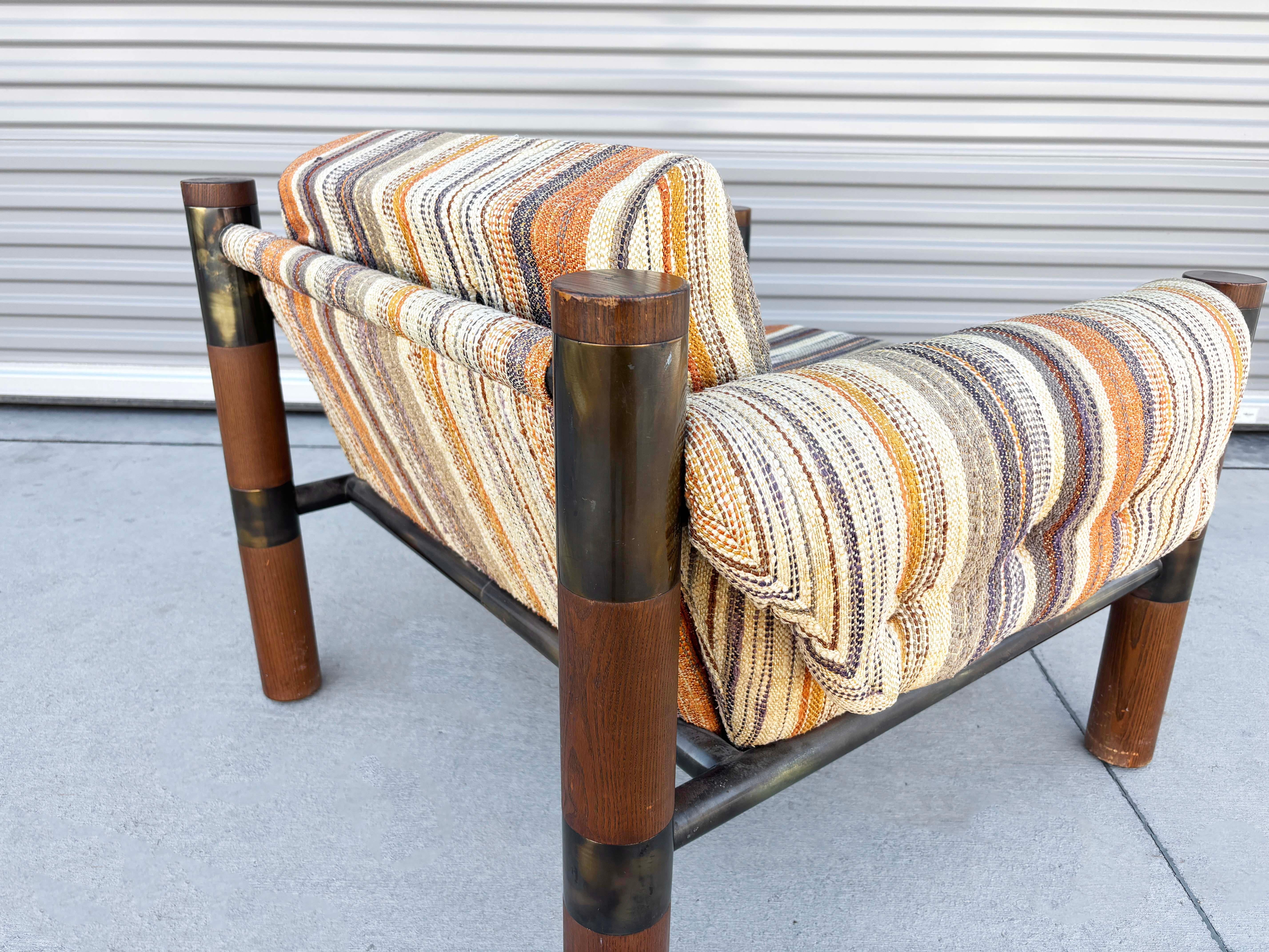 Silla de salón vintage de latón y roble de los años 60 mediados del siglo XX en venta