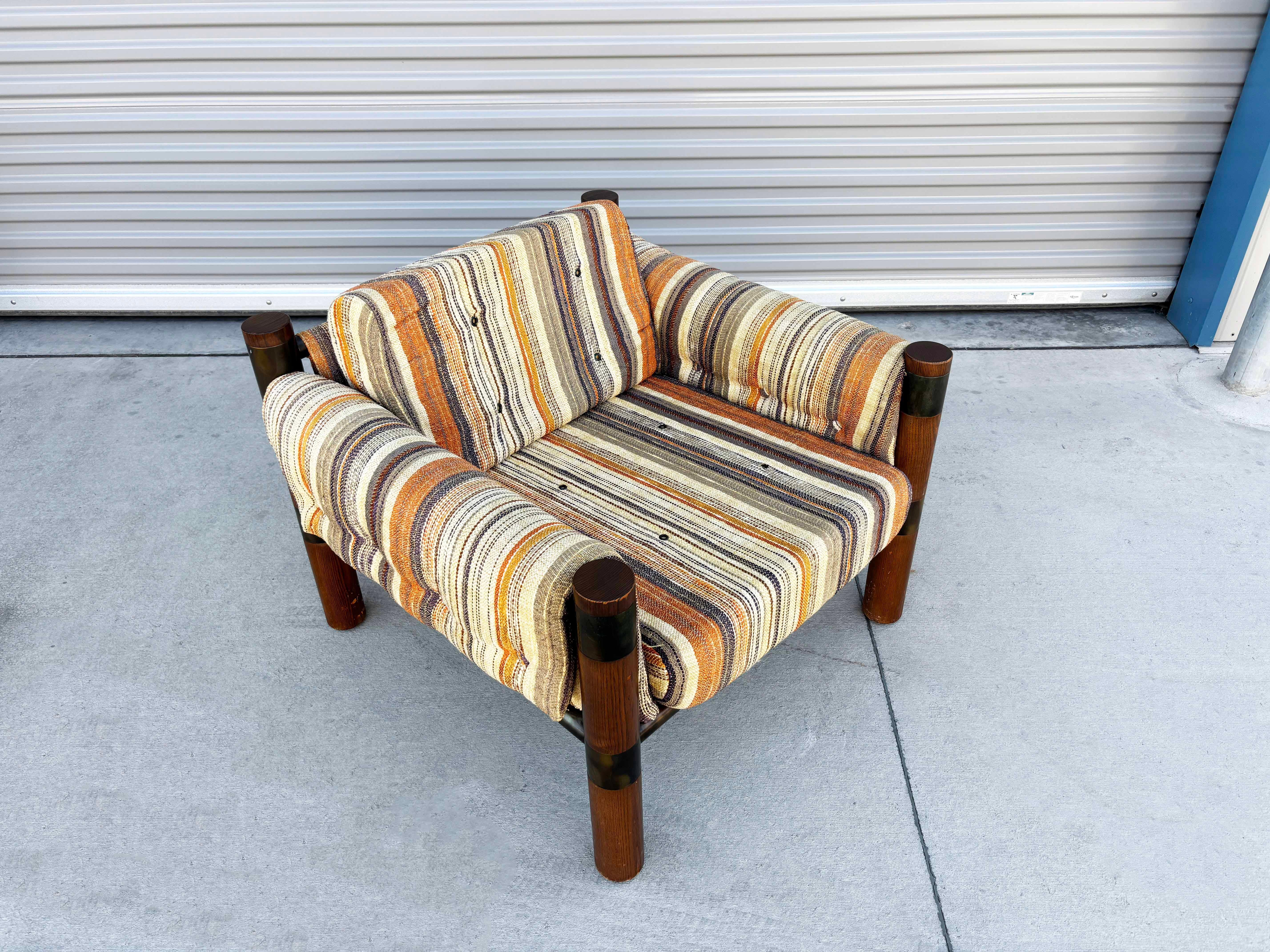 Silla de salón vintage de latón y roble de los años 60 en venta 1