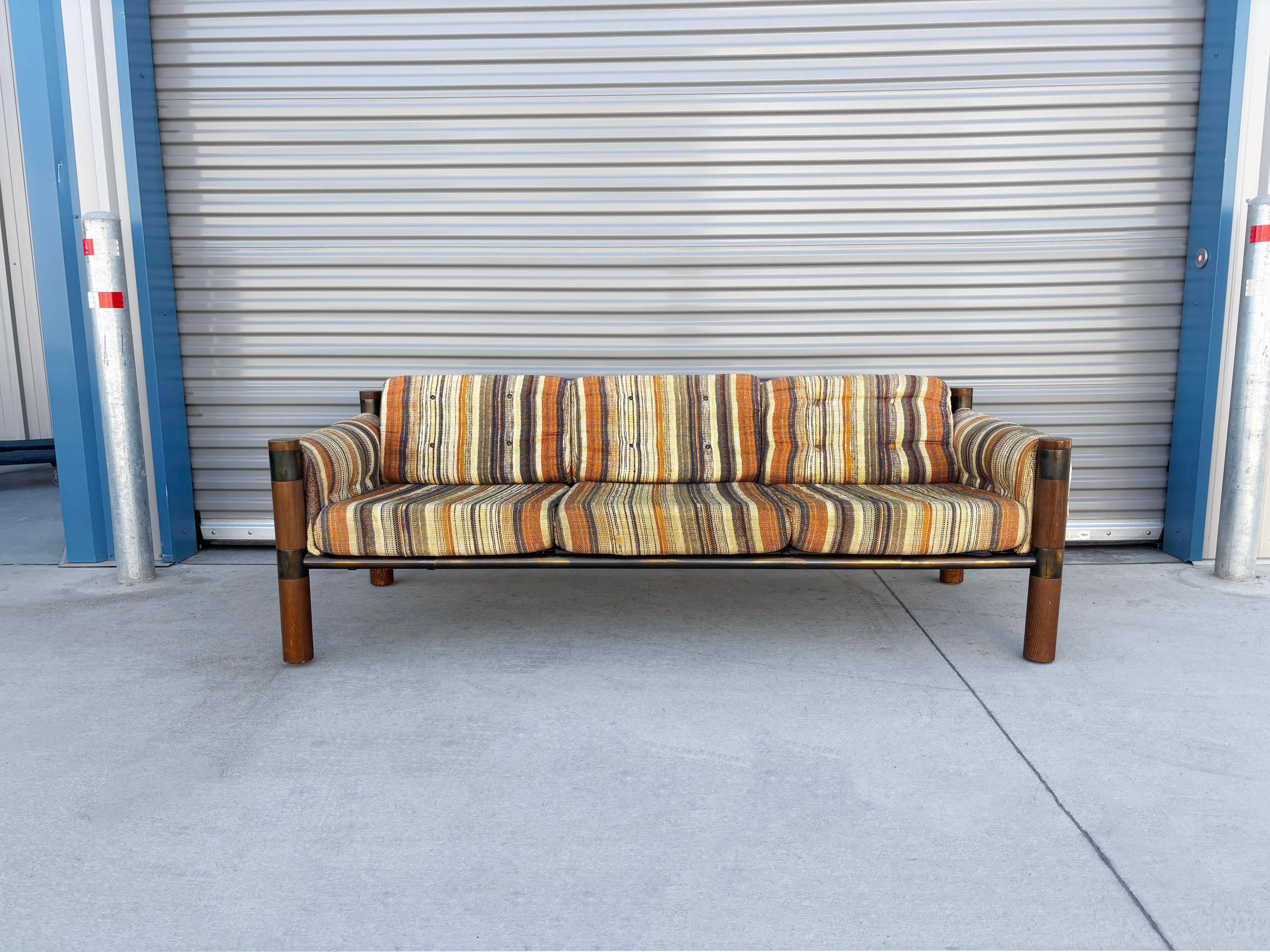 Divano vintage anni '60 in ottone e Oak ✨

Realizzato con maestria negli Stati Uniti intorno agli anni '60, questo divano vintage di grande impatto è la miscela perfetta di design audace e comfort quotidiano. Presenta la sua originale tappezzeria a