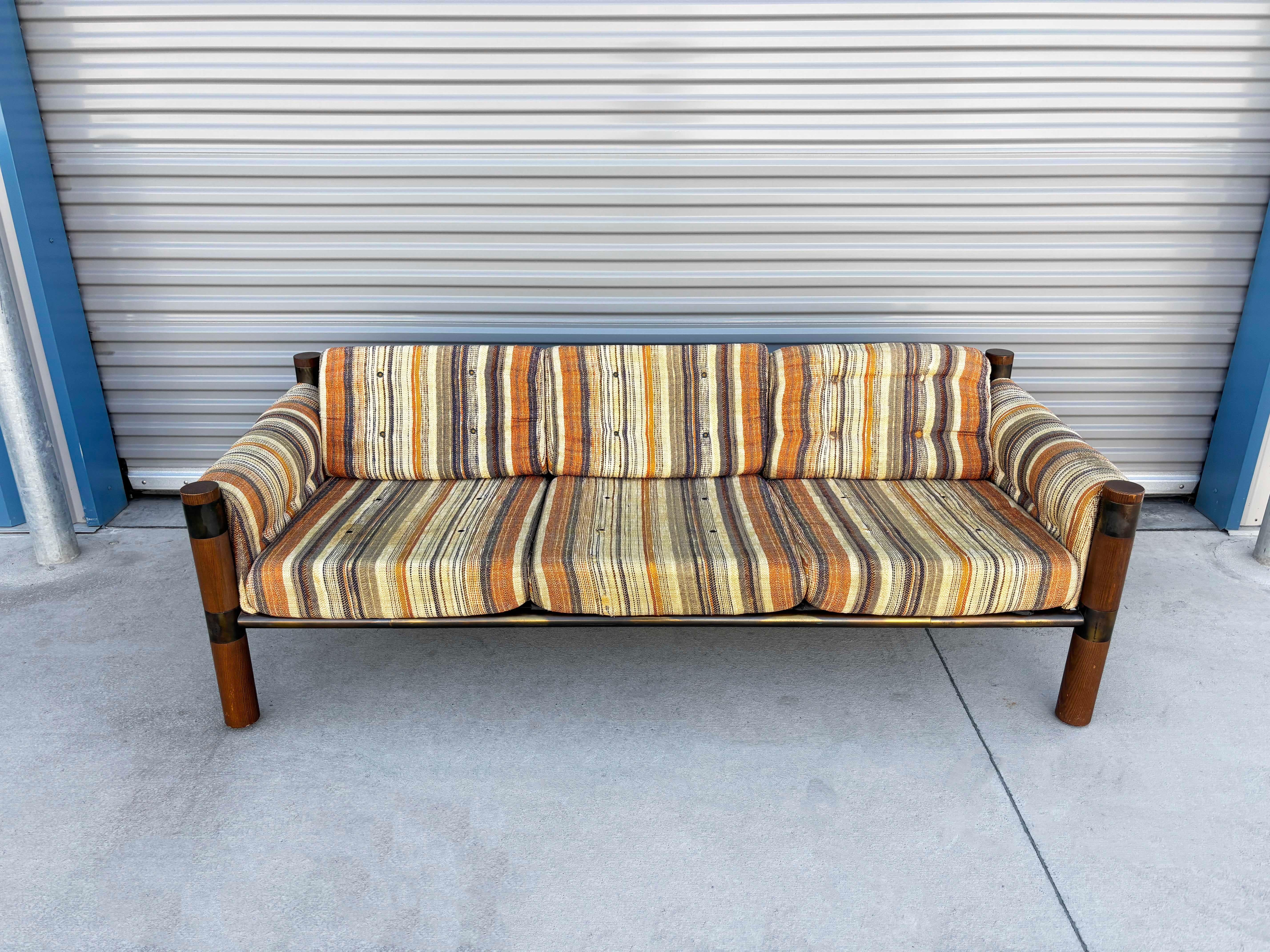 Mid-Century moderno Divano Safari in ottone e quercia vintage del 1960 in vendita