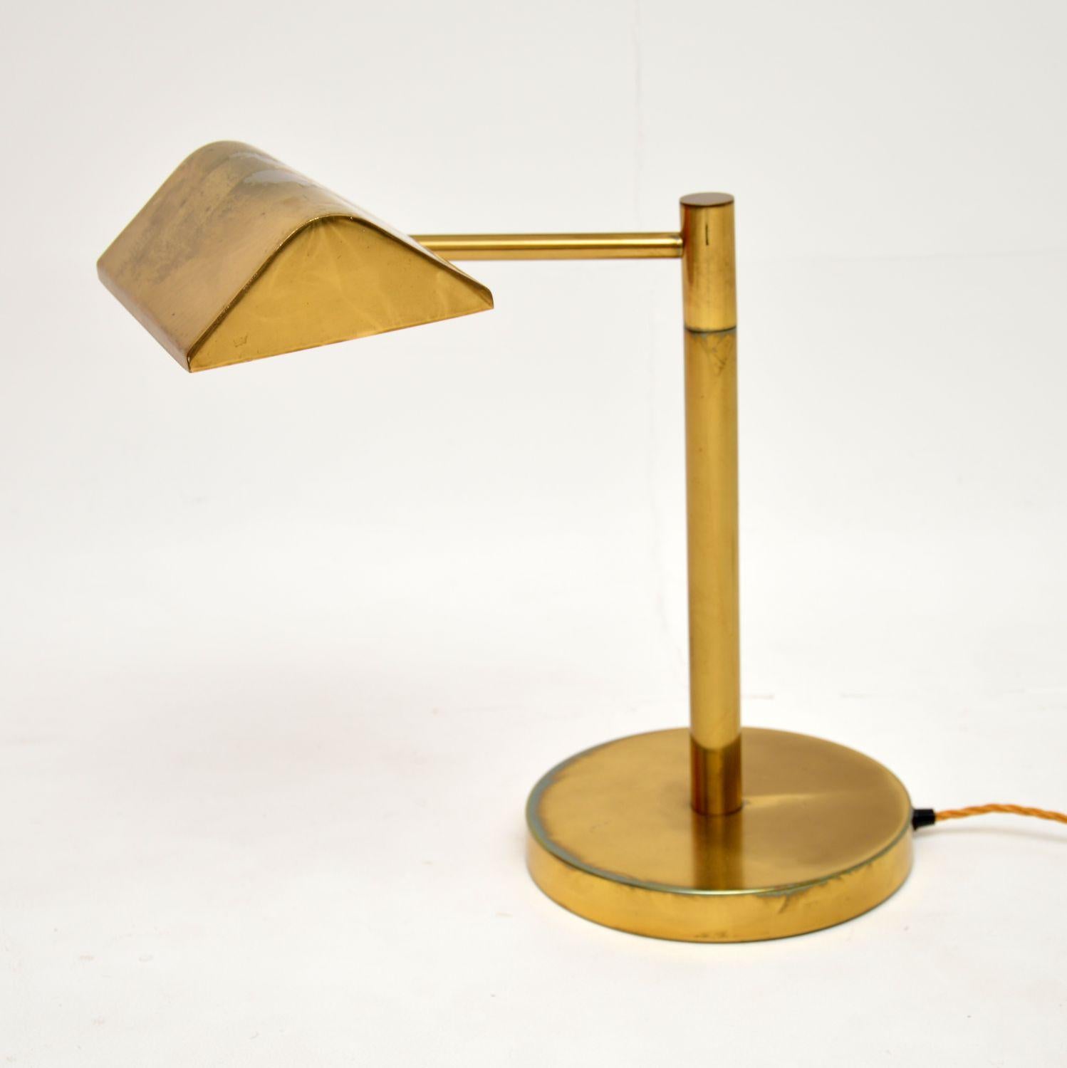 Eine sehr stilvolle und extrem gut gemachte Vintage-Messing-Schreibtischlampe. Es wurde in England hergestellt und stammt aus den 1960-70er Jahren.

Es ist von erstaunlicher Qualität, es ist sehr schwer für seine Größe. Der Schirm ist an einem