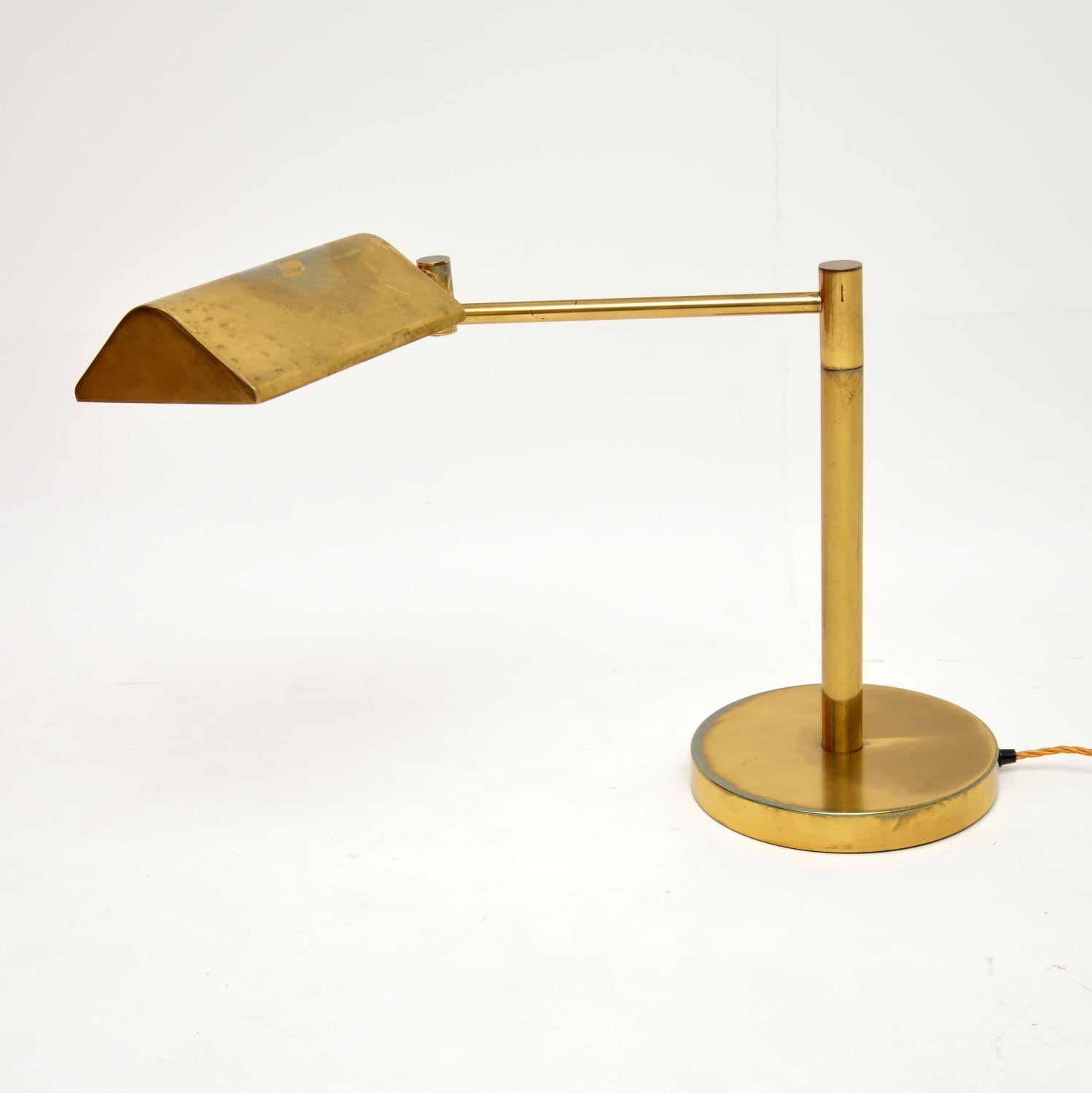 Français Lampe de bureau vintage en laiton des années 1960 en vente