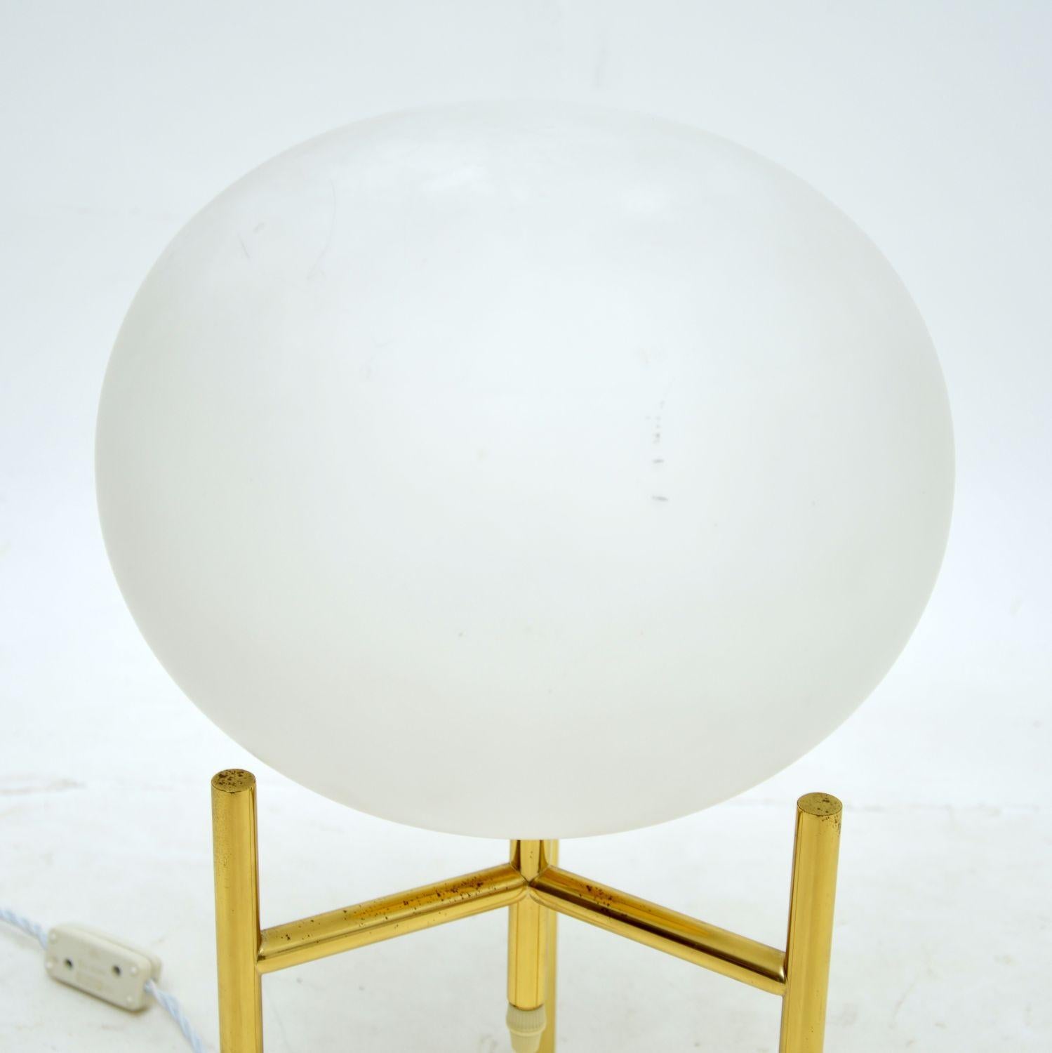 Mid-Century Modern Lampe de table vintage en laiton et verre des années 1960 en vente