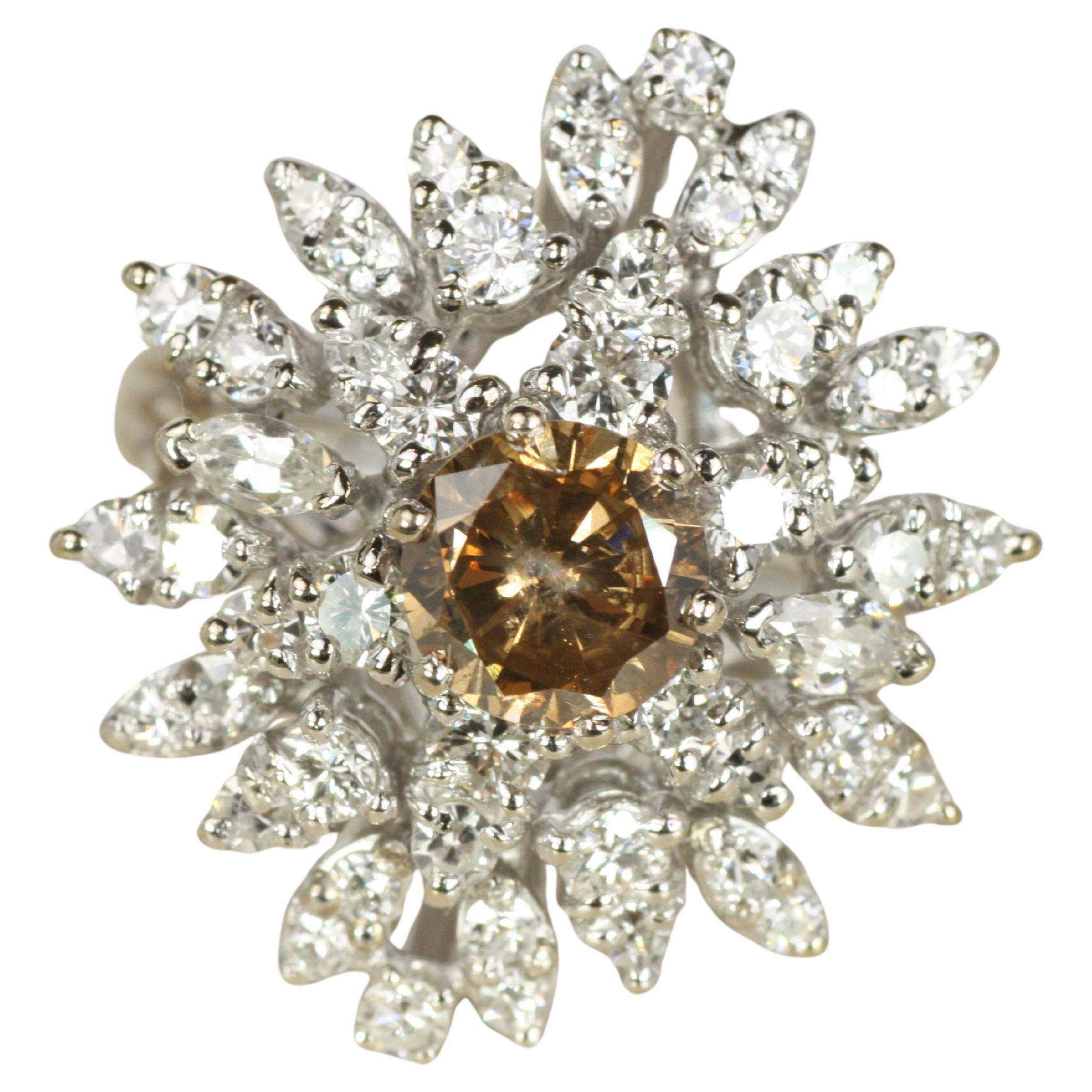 Anillo de cóctel de diamantes marrones y blancos vintage de los años 60 en venta