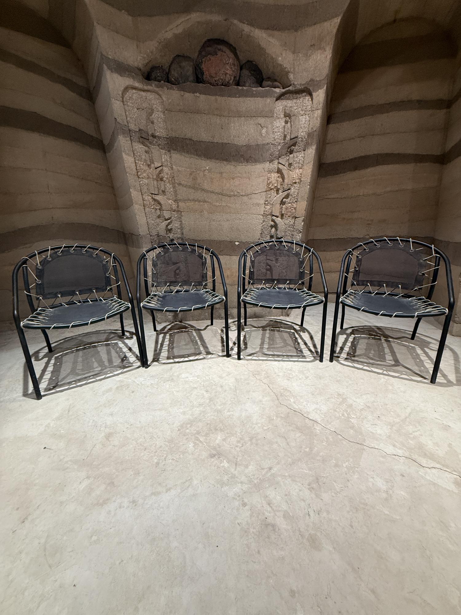 Pour votre considération, un ensemble vintage  de quatre (4) chaises de patio par Brown Jordan. États-Unis vers les années 1960. Aluminium peint en noir satiné avec tissu sunbrella dans les tons gris. Nouvelle corde tressée en gris clair. Aucune
