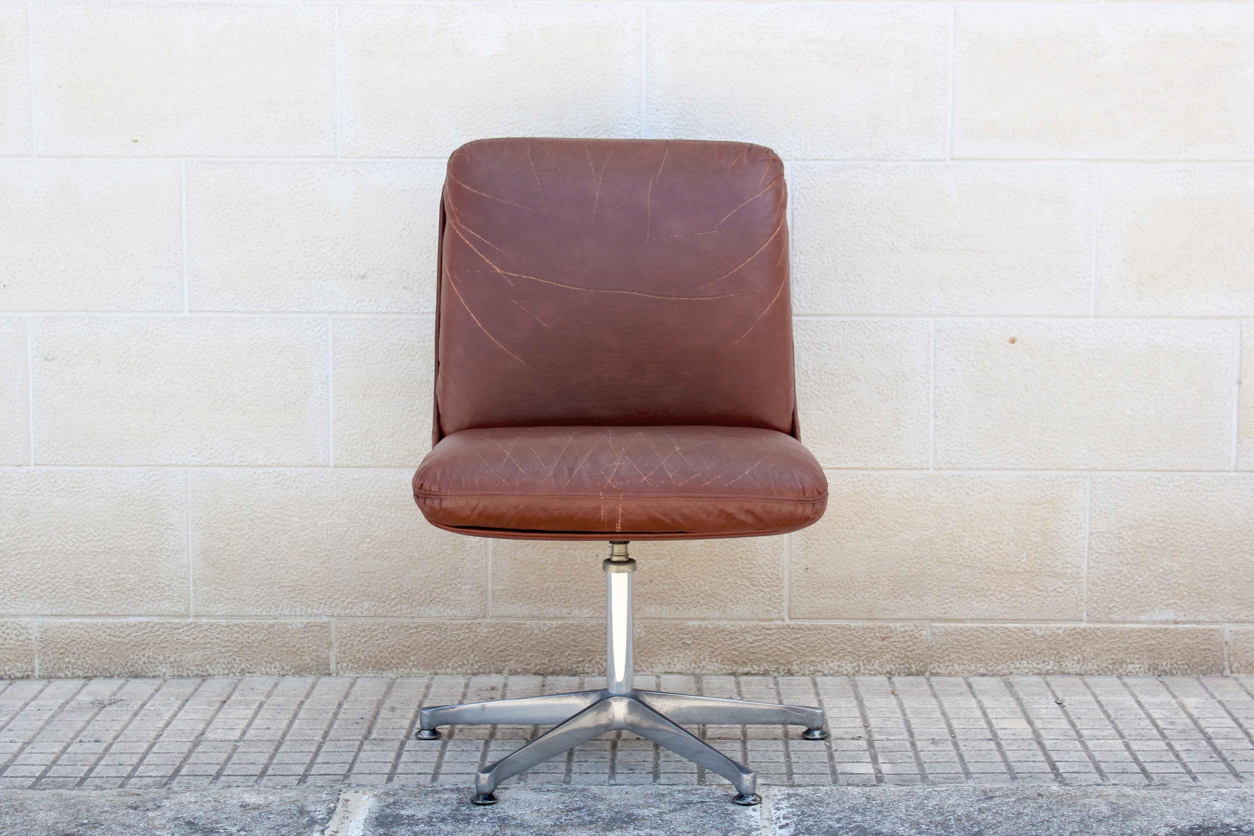 A leather office armchair from the 1960s. Original leather cover and steel structure. Beautiful sign of time as shown in the pictures. 2 units available for selling. Price is meant for one unit.
    