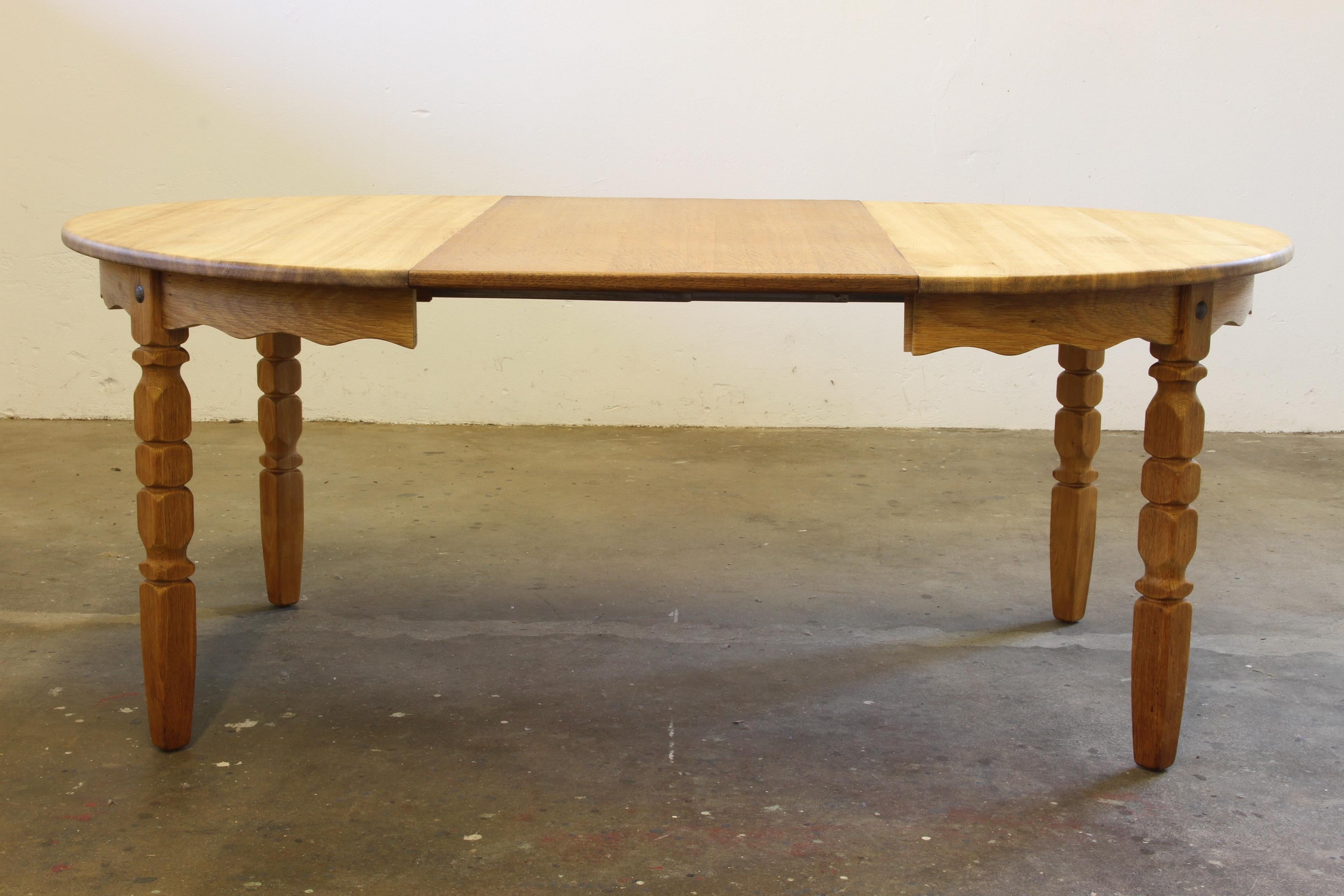 1960s Vintage Brutalist Danish Extending Oak Dining table style Henning Kjærnulf For Sale 5