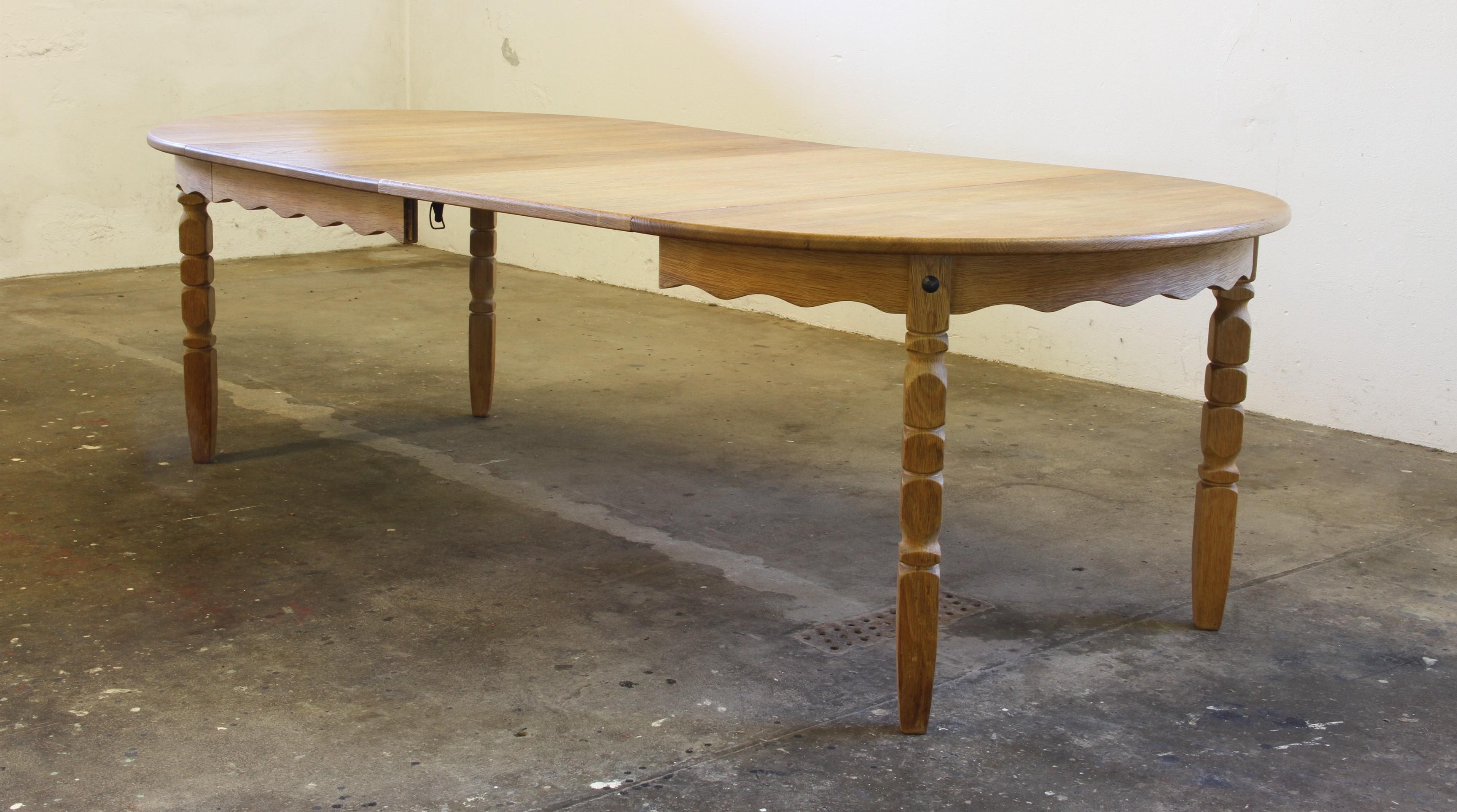 1960s Vintage Brutalist Danish Extending Oak Dining table style Henning Kjærnulf For Sale 5