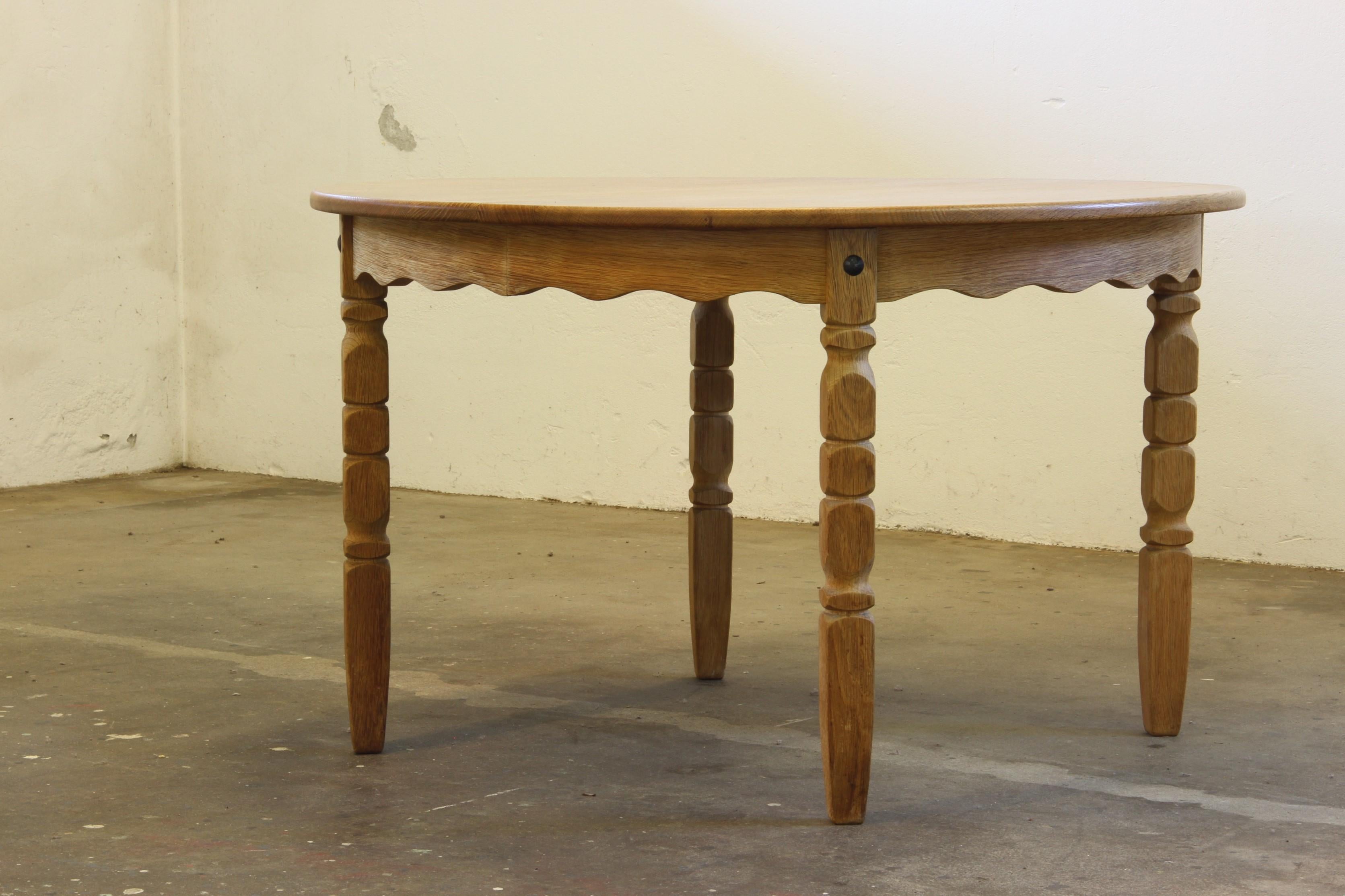 1960s Vintage Brutalist Danish Extending Oak Dining table style Henning Kjærnulf For Sale 8