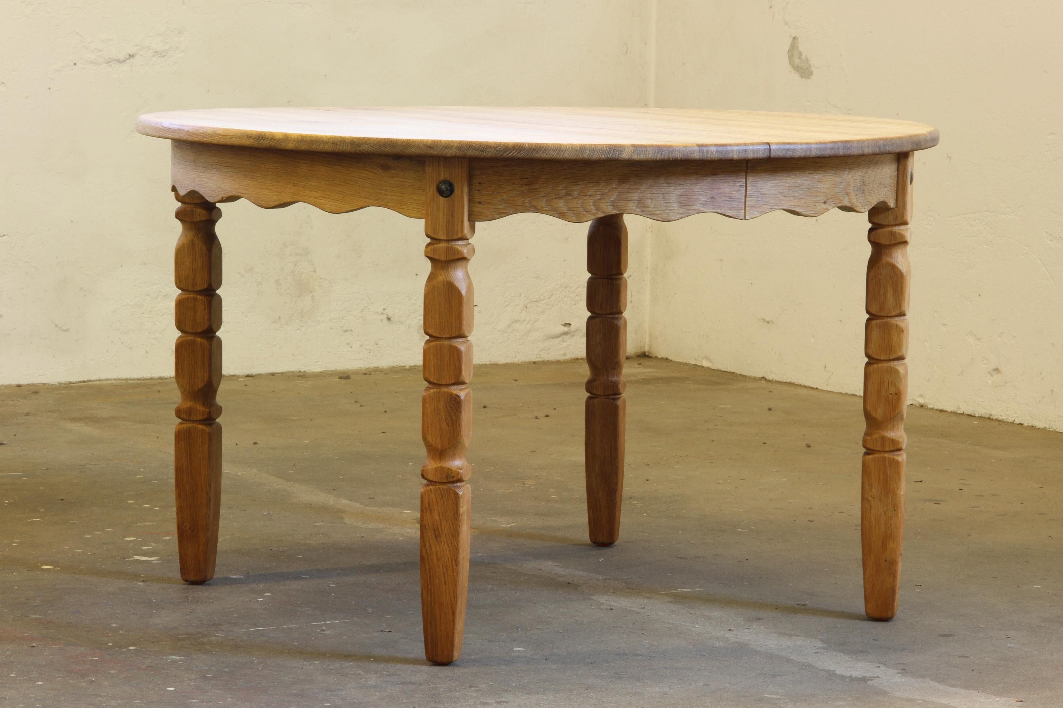 Mid-Century Modern 1960s Vintage Brutalist Danish Extending Oak Dining table style Henning Kjærnulf For Sale