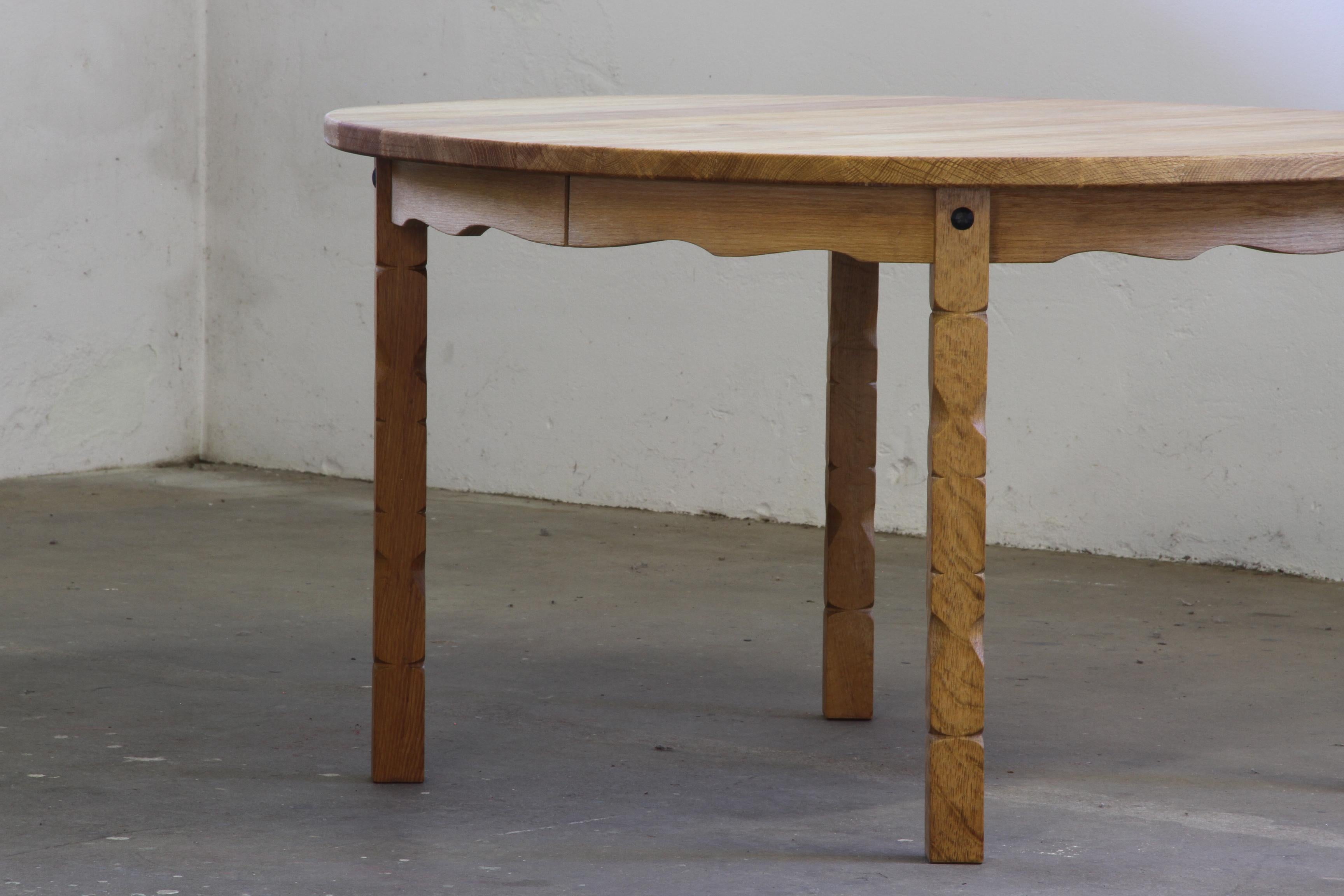 Mid-Century moderno Tavolo da pranzo allungabile danese brutalista degli anni '60 in Oak, stile Henning Kjærnulf in vendita