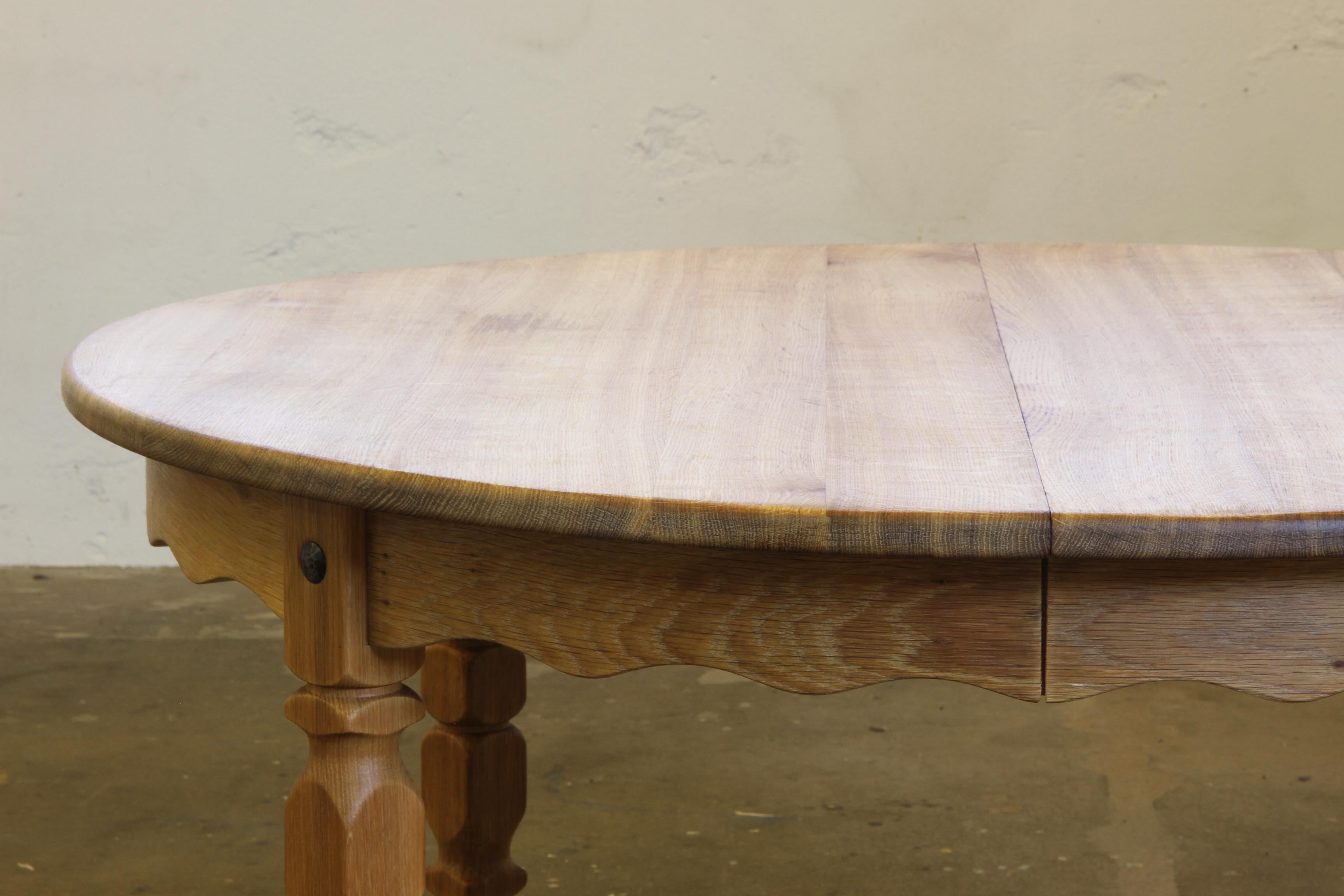 1960s Vintage Brutalist Danish Extending Oak Dining table style Henning Kjærnulf In Good Condition For Sale In Store Heddinge, DK