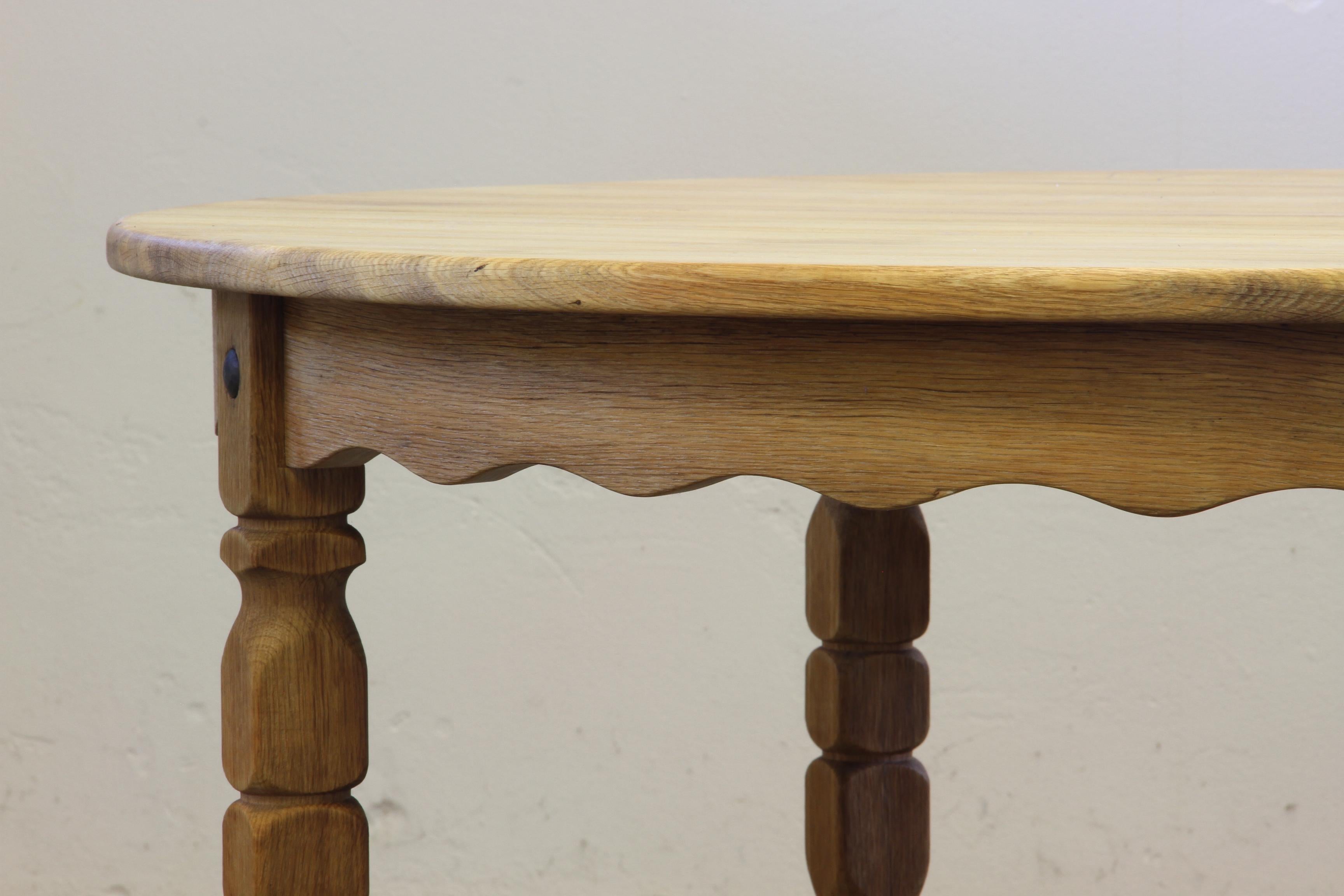 1960s Vintage Brutalist Danish Extending Oak Dining table style Henning Kjærnulf For Sale 2