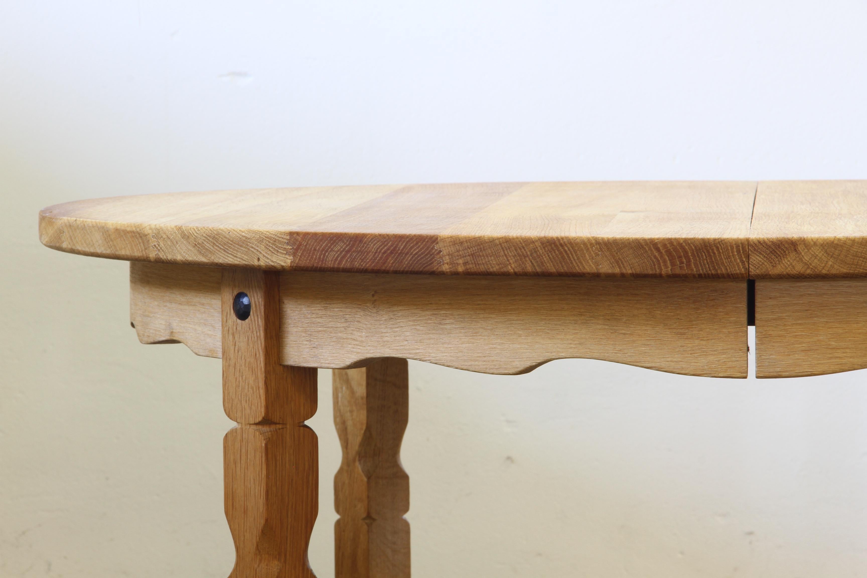 Tavolo da pranzo allungabile danese brutalista degli anni '60 in Oak, stile Henning Kjærnulf in vendita 1