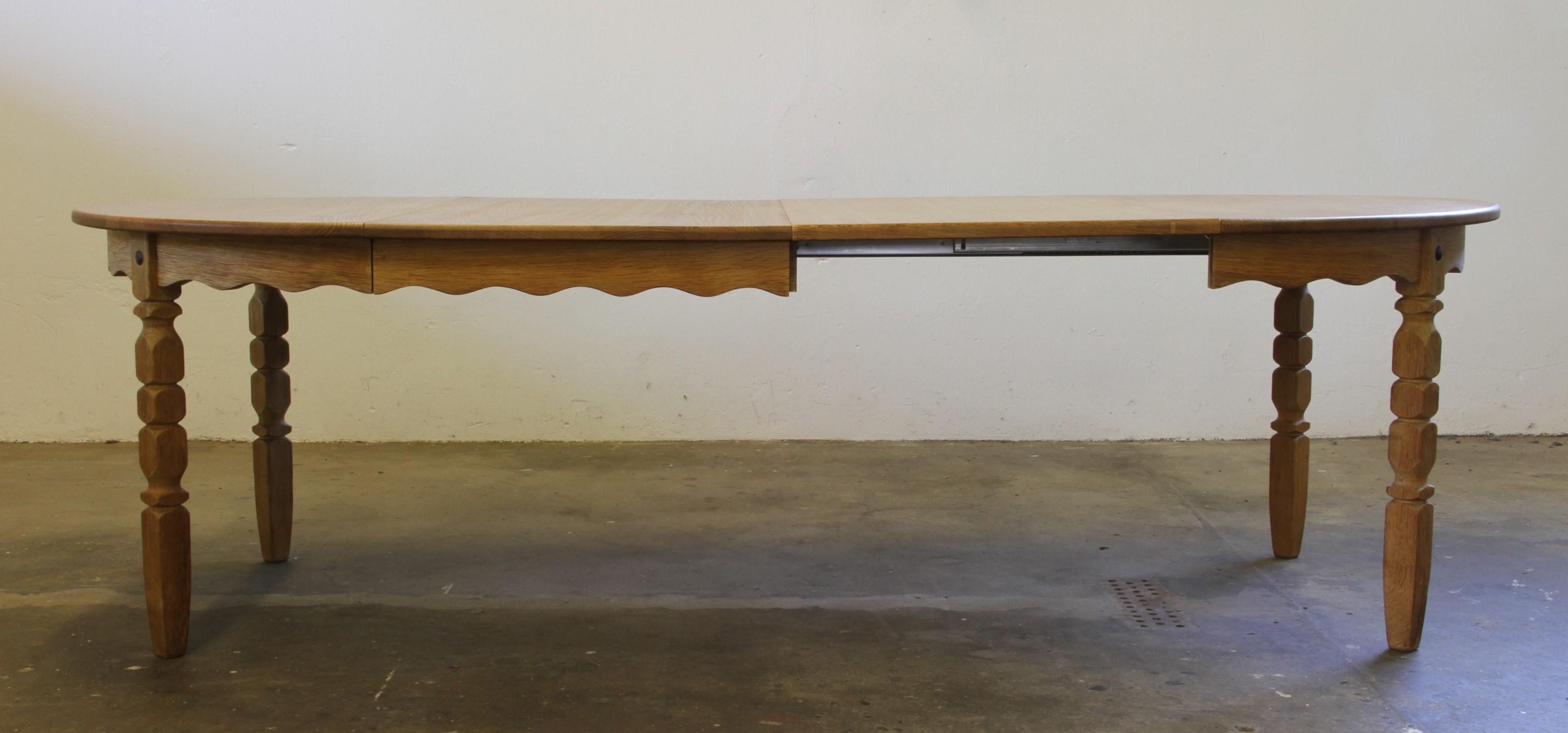 1960s Vintage Brutalist Danish Extending Oak Dining table style Henning Kjærnulf For Sale 4