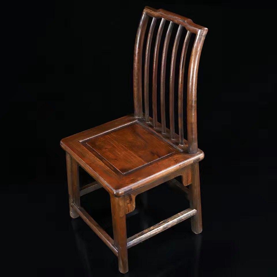 Aporta un toque de artesanía china clásica a tu espacio con esta Silla de Madera China Vintage de los años 60, una hermosa pieza hecha a mano que encarna tanto la elegancia como la tradición. Hecha de madera maciza de primera calidad, esta silla