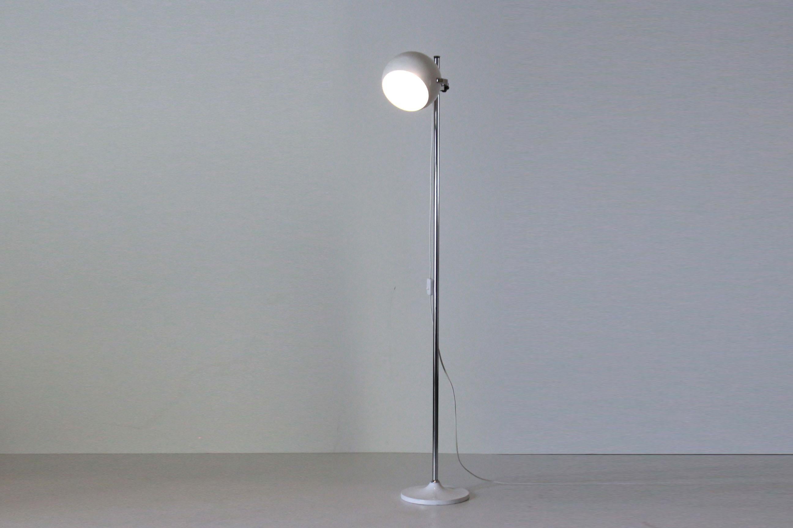 Italian 1960s Vintage White Floor Lamp by Reggiani