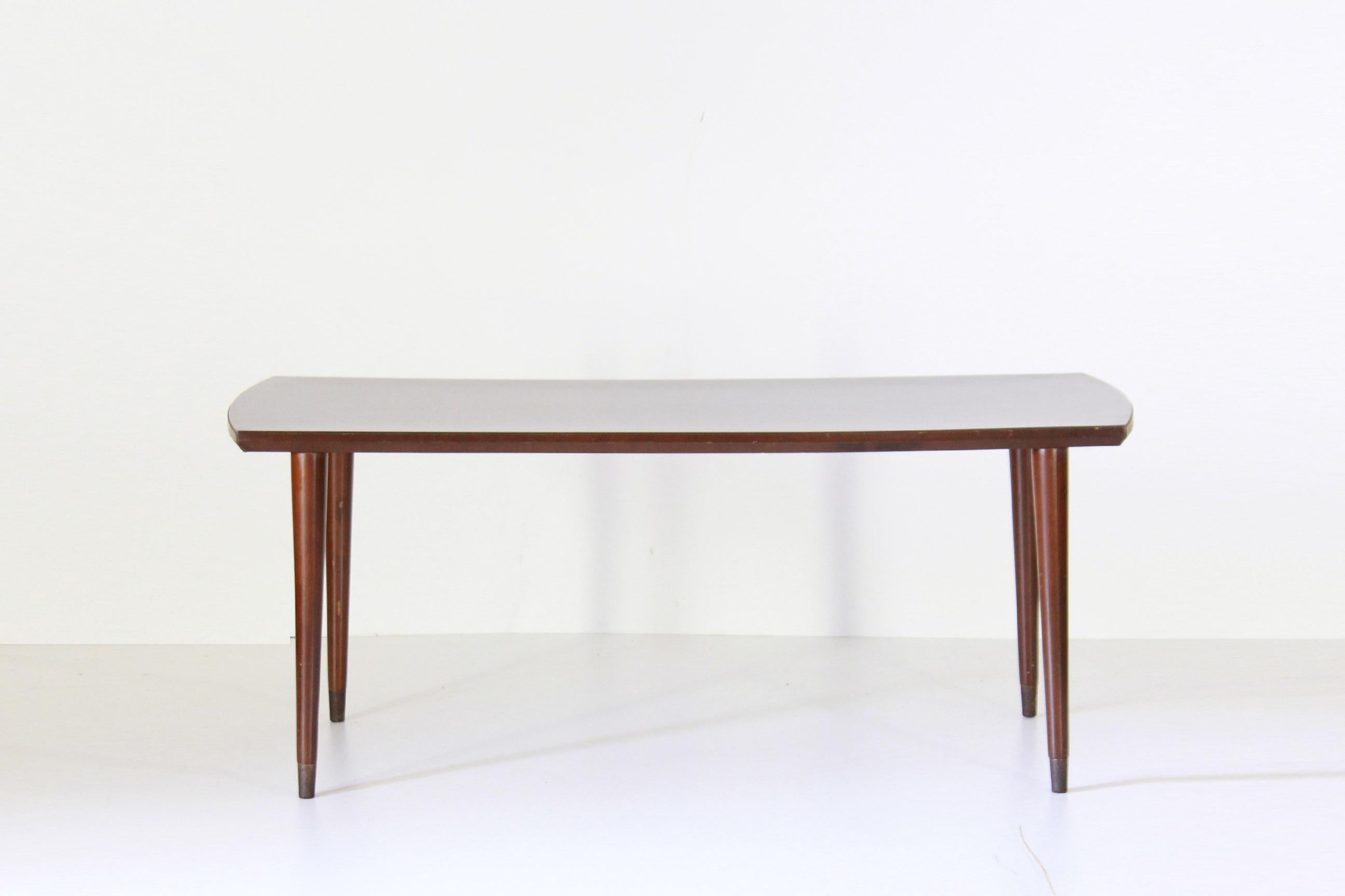 Une table basse vintage avec une structure en bois et des pieds. Un pur style scandinave des années 1960. En très bonnes conditions avec seulement quelques signes du temps.