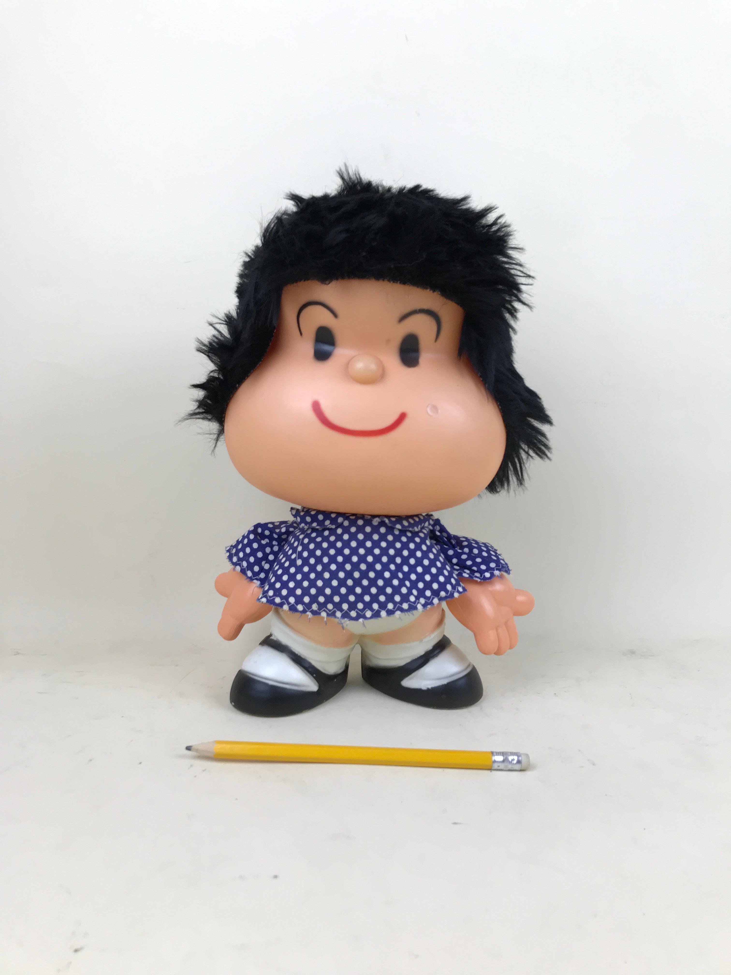 This vintage Mafalda doll was part of series of collectable puppets made by Italian sweet company Sperlari in the 1960s and 1970s.

The toy is realized in hard plastic and fabric.

Collector's note:

Mafalda is an Argentine comic strip written