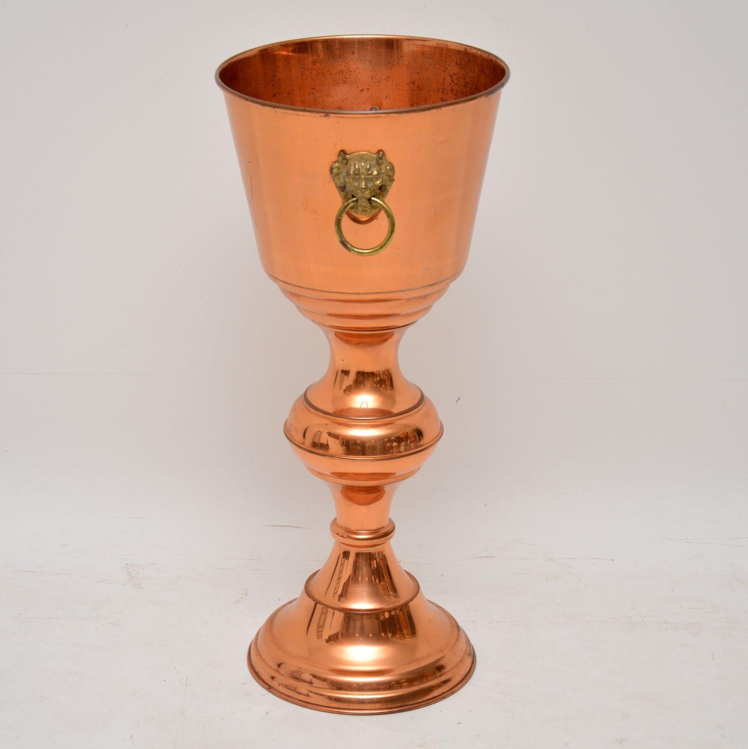 A stunning vintage copper champagne bucket or planter, this would work perfectly as either. It dates from the 1960s-1970s, and was made in Portugal. This is in lovely original vintage condition, with some minor wear and tarnishing here and