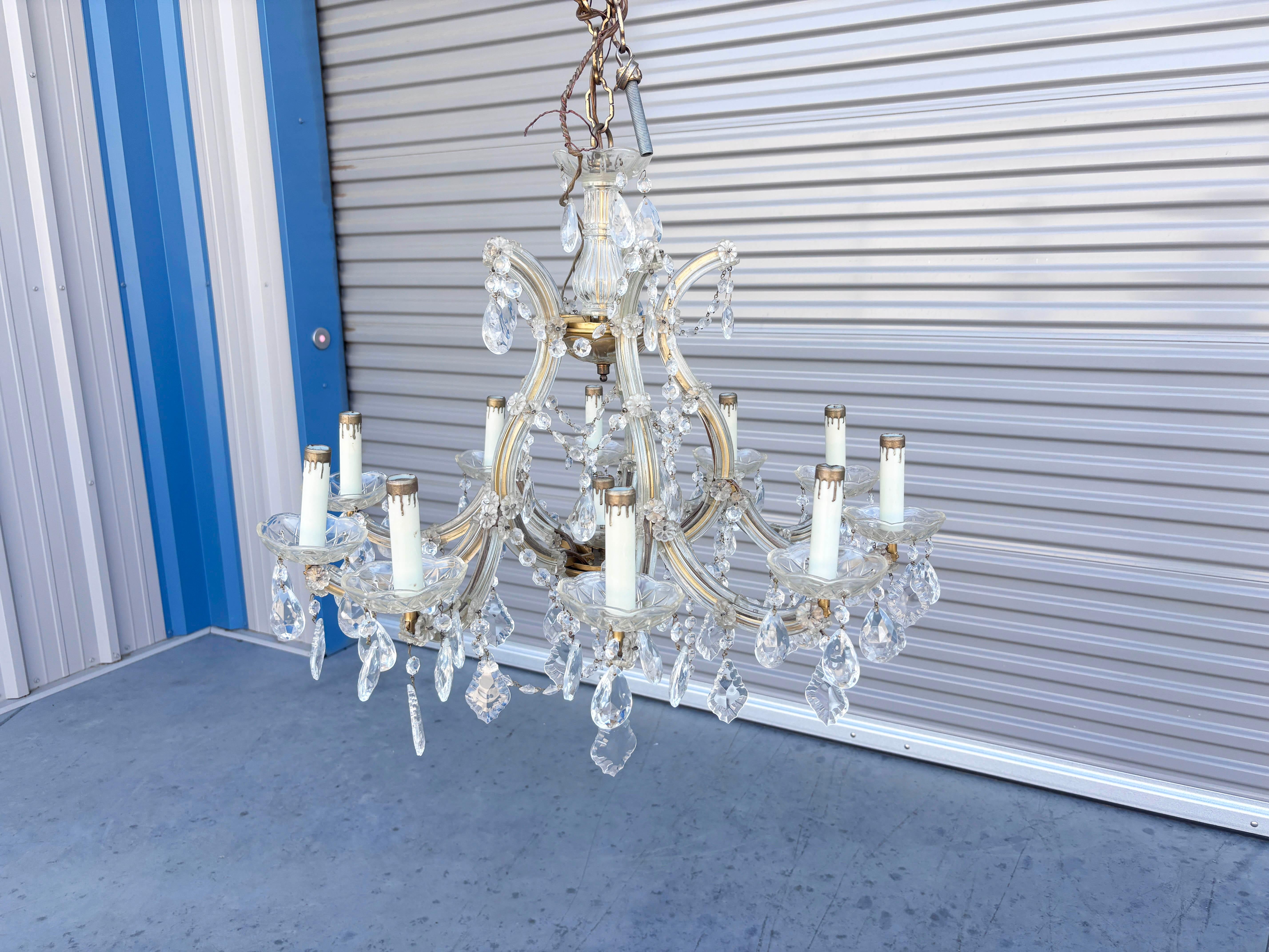 ✨ Vintage Italian Crystal Chandelier ✨

Rehaussez votre décoration intérieure avec ce superbe lustre en cristal vintage, méticuleusement conçu et fabriqué à la main en Italie dans les années 1960. Ornée d'exquises figures de cristal suspendues, elle