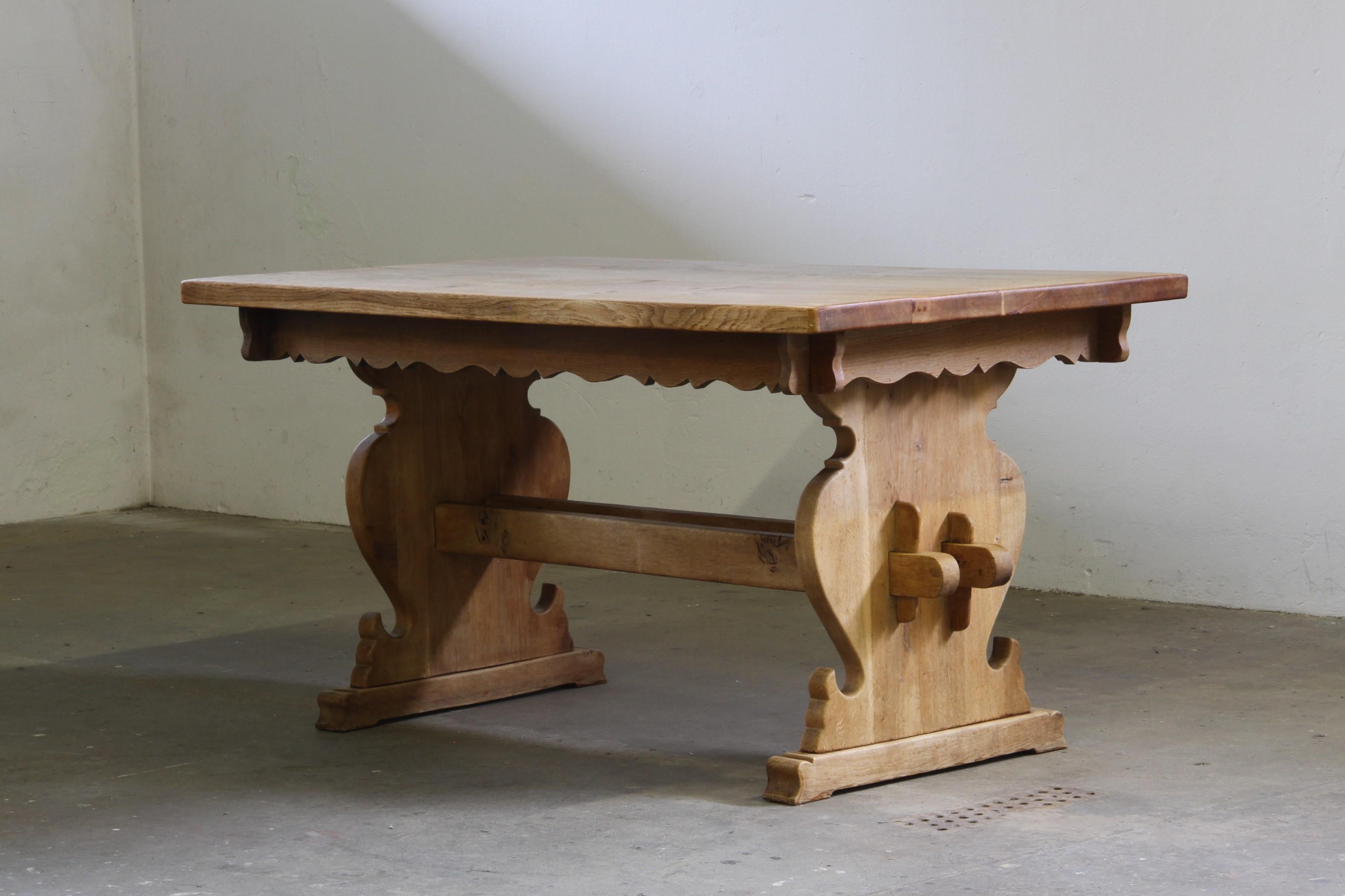Dieser exquisite rustikale dänische Vintage-Bauernhoftisch aus den 1960er/70er Jahren vereint den Charme der französischen Landschaft mit der raffinierten Handwerkskunst der Jahrhundertmitte. Er ist aus massiver Eiche gefertigt und verfügt über ein