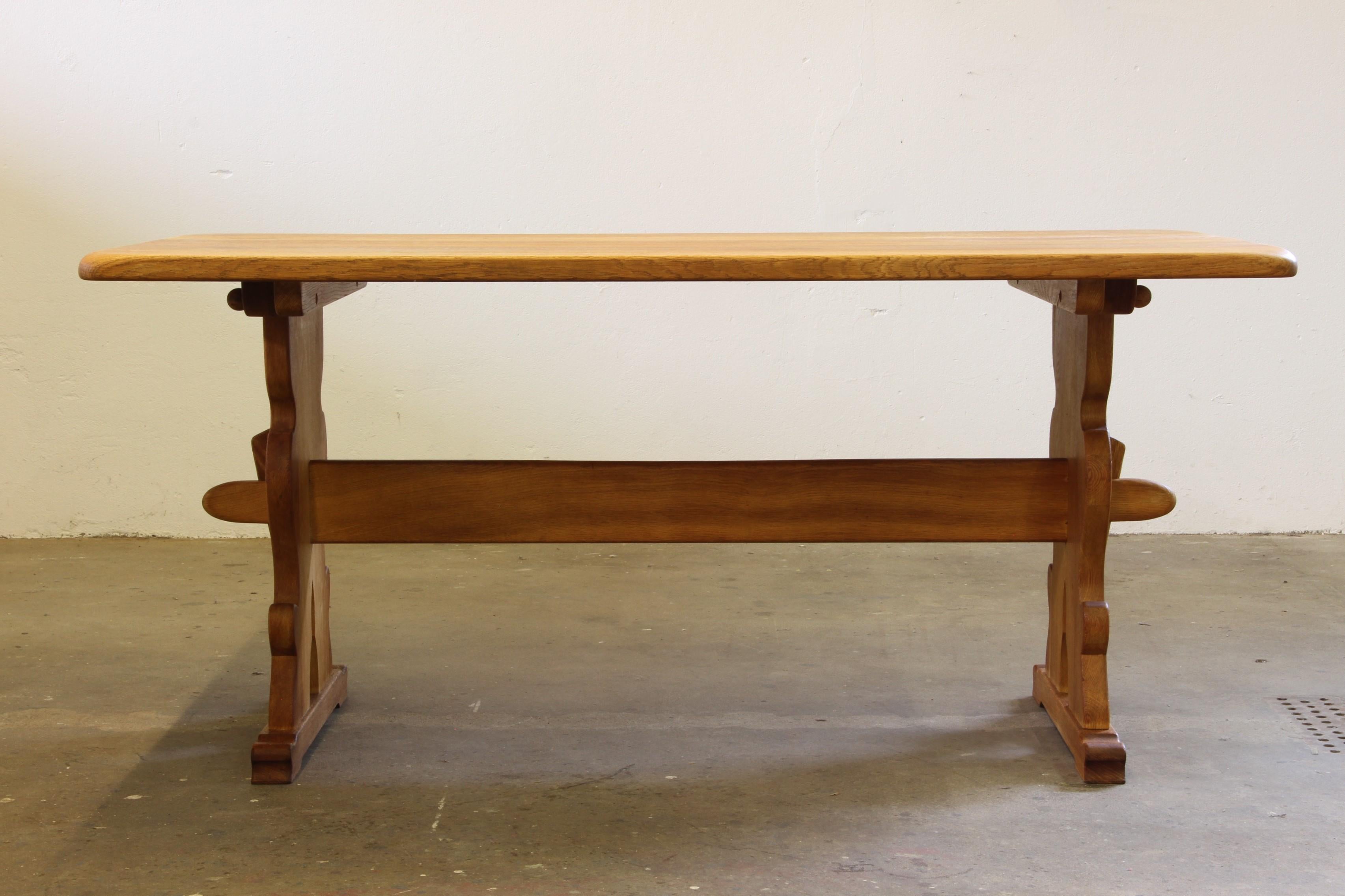 1960s Vintage Danish Farmhouse Dining Table in Thick Oak For Sale 4