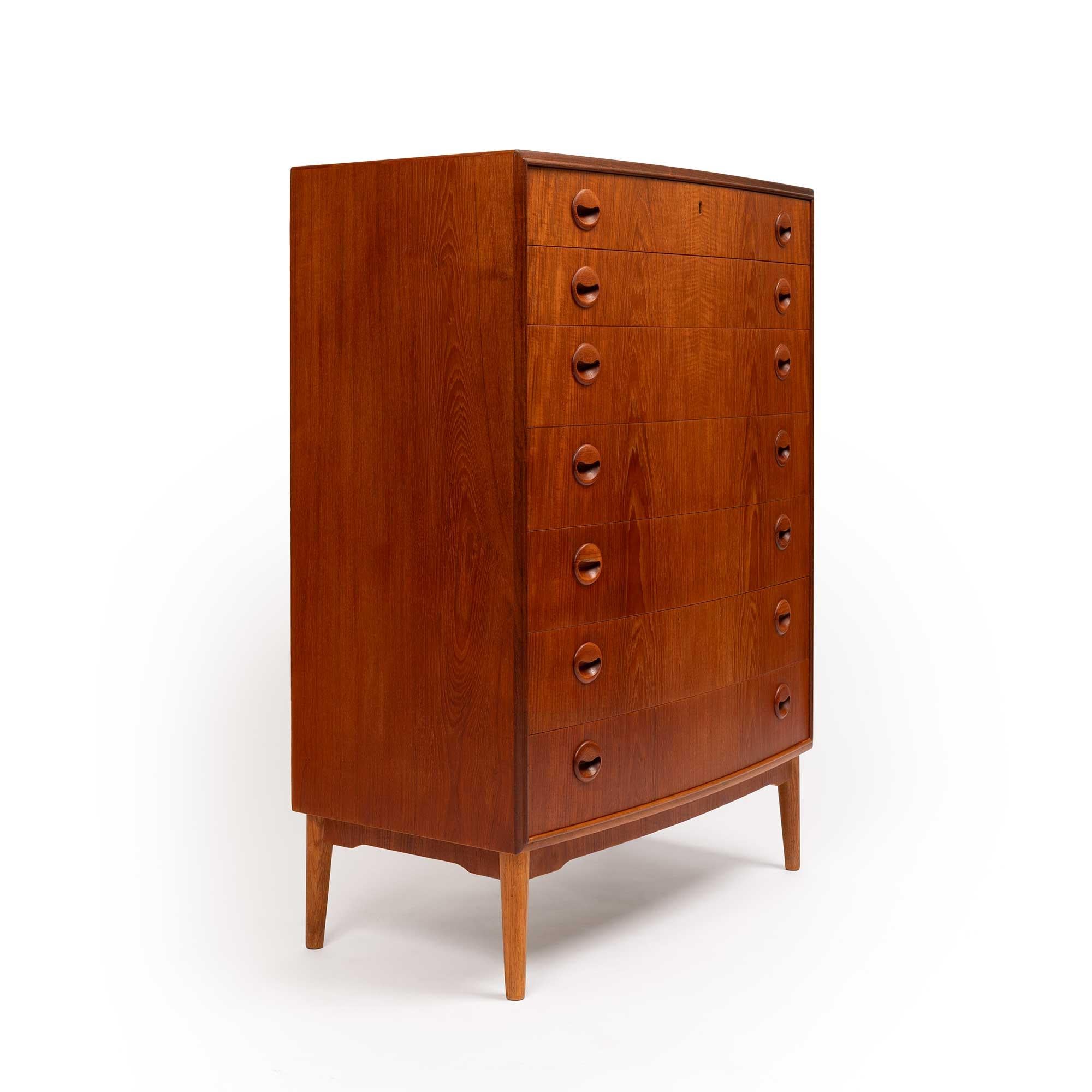 Ce superbe buffet en teck danois du milieu du siècle a été fabriqué au Danemark dans les années 1960. Cette commode comporte sept tiroirs avec des poignées de teck sculptées et des détails de grain de bois exquis. Récemment importé du Danemark, ce