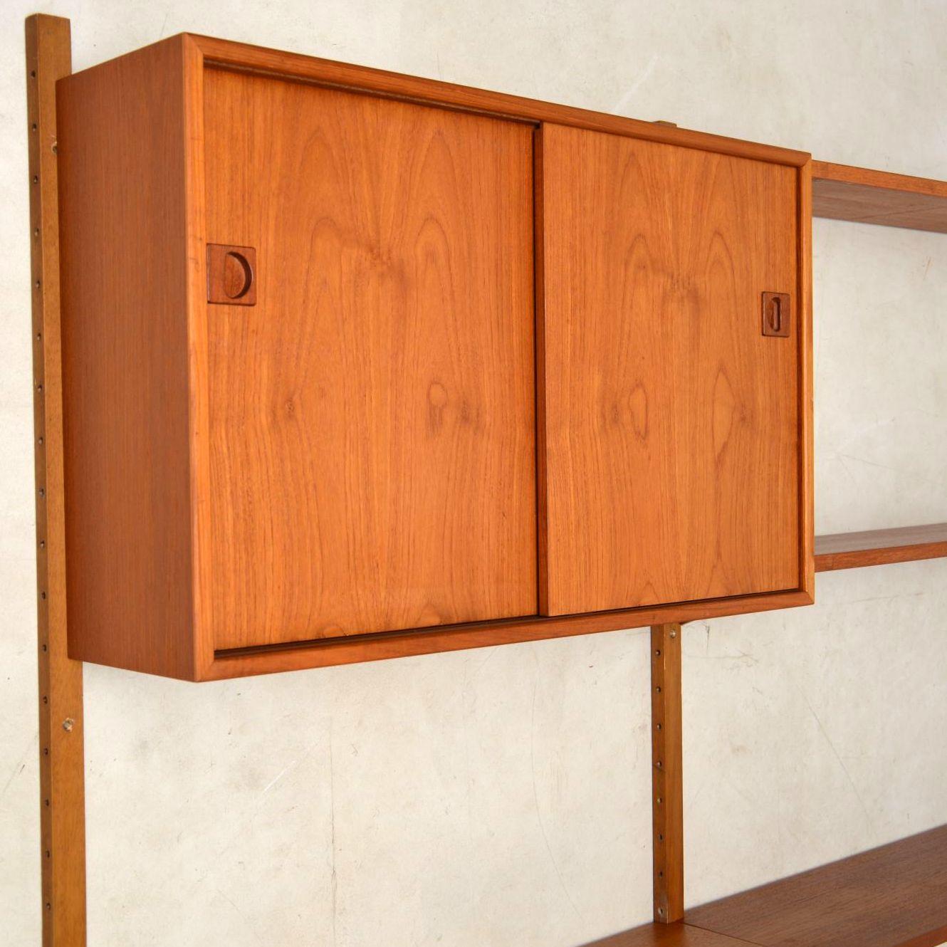 A wonderful Danish vintage PS wall unit in teak, this dates from the 1960s. The condition is excellent for its age, there is hardly any wear to be seen, the teak has a stunning colour and beautiful grain patterns throughout. The units and shelves