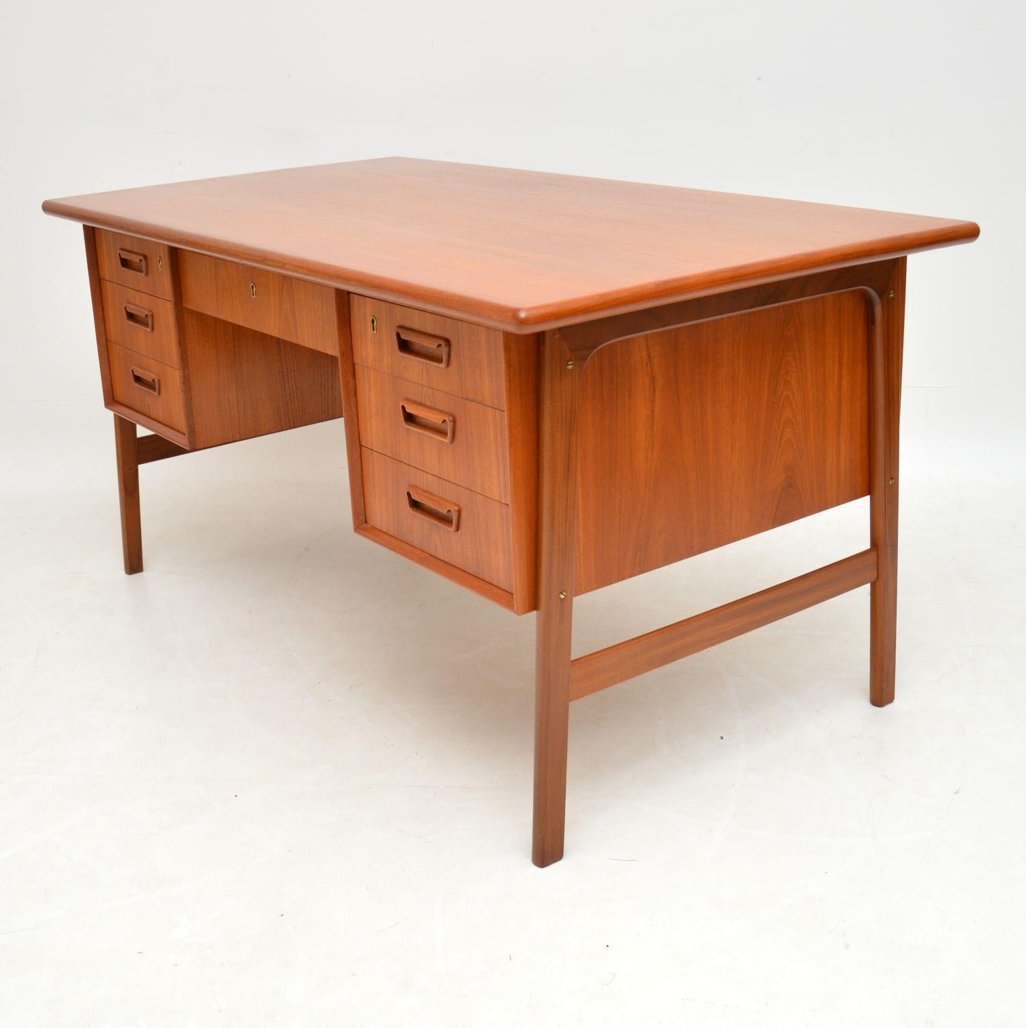 A stylish and extremely well made Danish vintage desk in teak. This dates from the 1960’s, it was made by Tibergaard.

It is a great size with lots of lovely features. It comes with two really beautiful locking keys that work on the drawers and