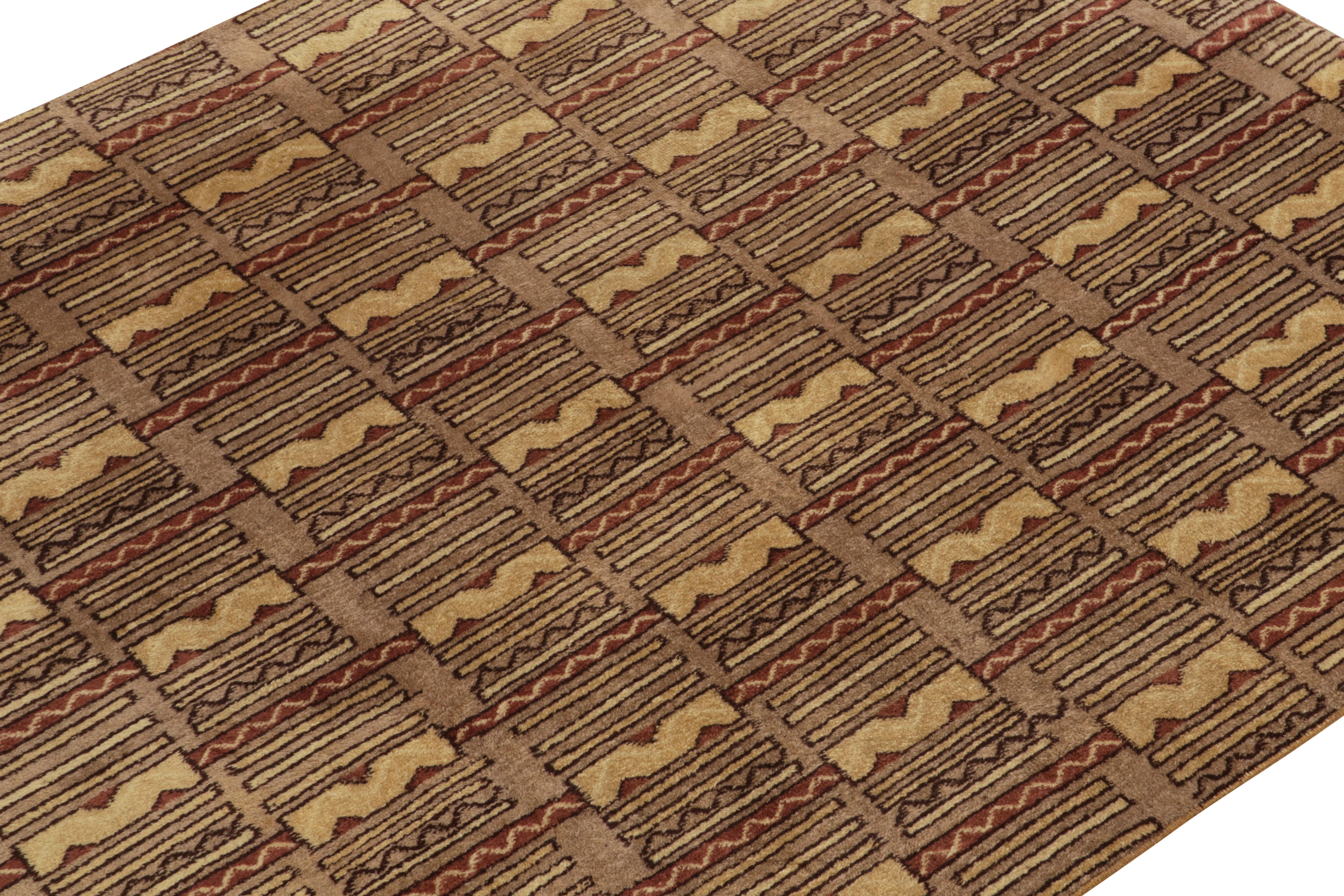 Turc Tapis déco vintage des années 1960 à motif géométrique beige-marron et rouge de Rug & Kilim en vente