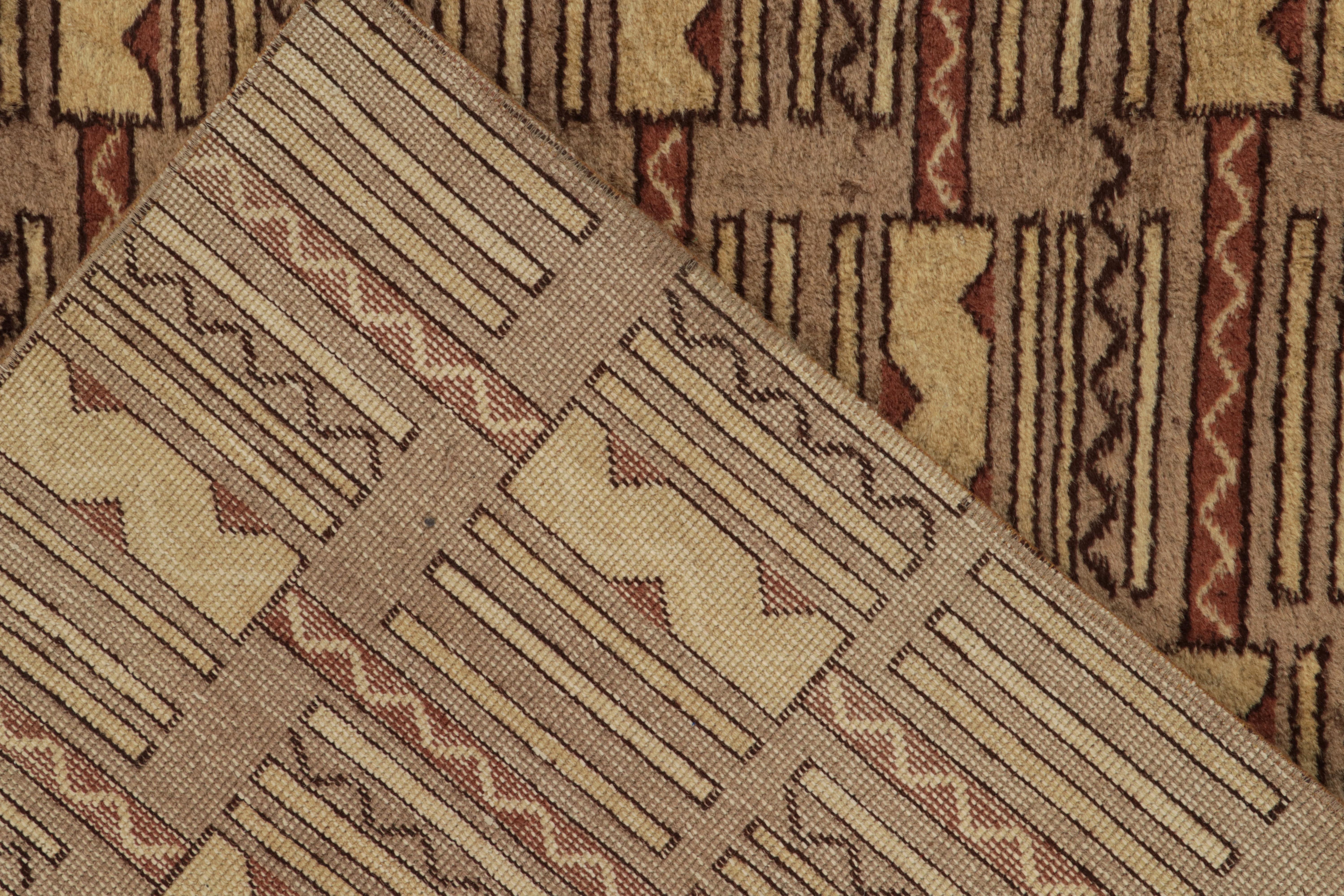 Tapis déco vintage des années 1960 à motif géométrique beige-marron et rouge de Rug & Kilim Bon état - En vente à Long Island City, NY