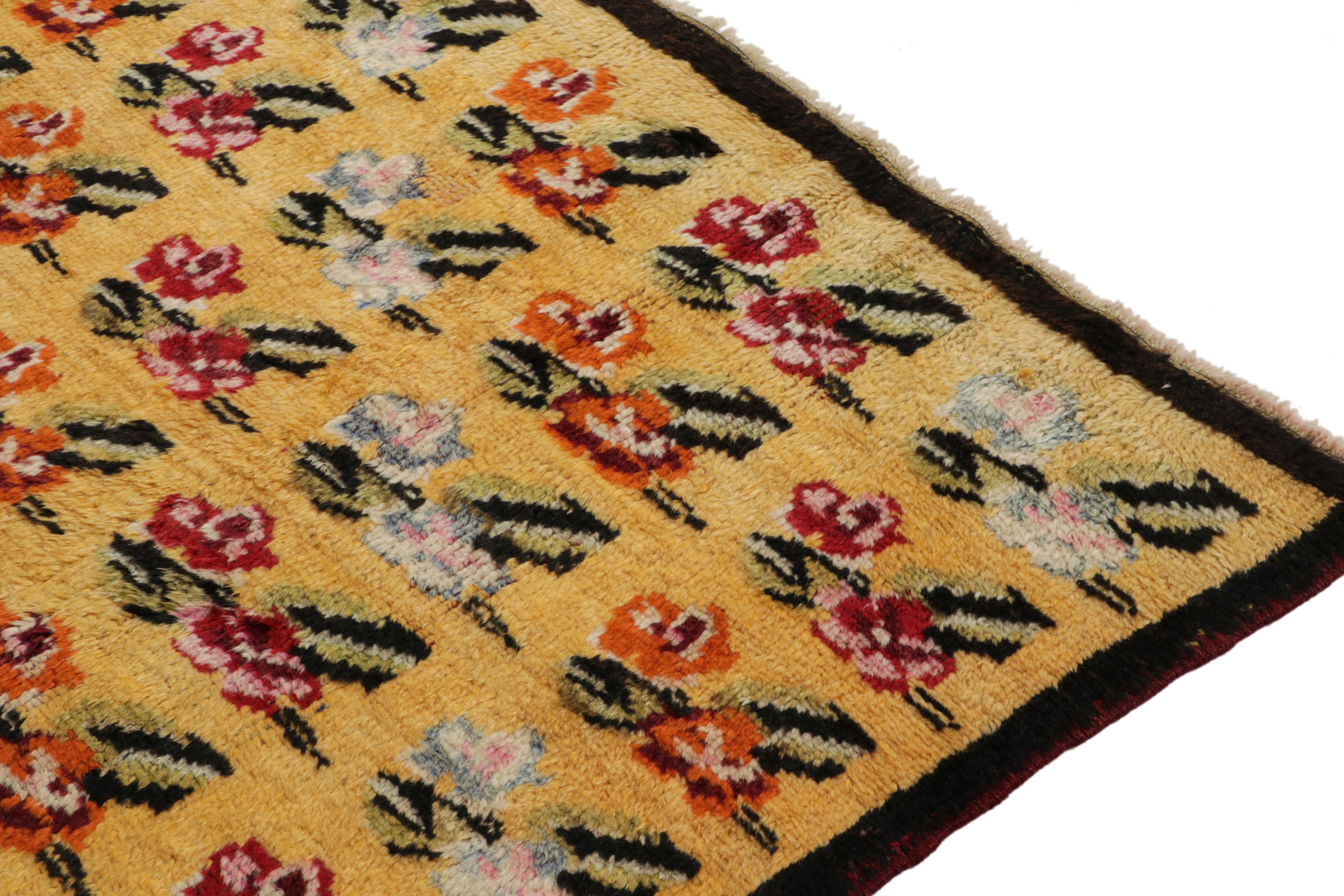Vintage-Deko-Teppich aus den 1960er Jahren mit goldenem, rosa-rotem Allover-Blumenmuster von Teppich & Kelim im Zustand „Gut“ im Angebot in Long Island City, NY