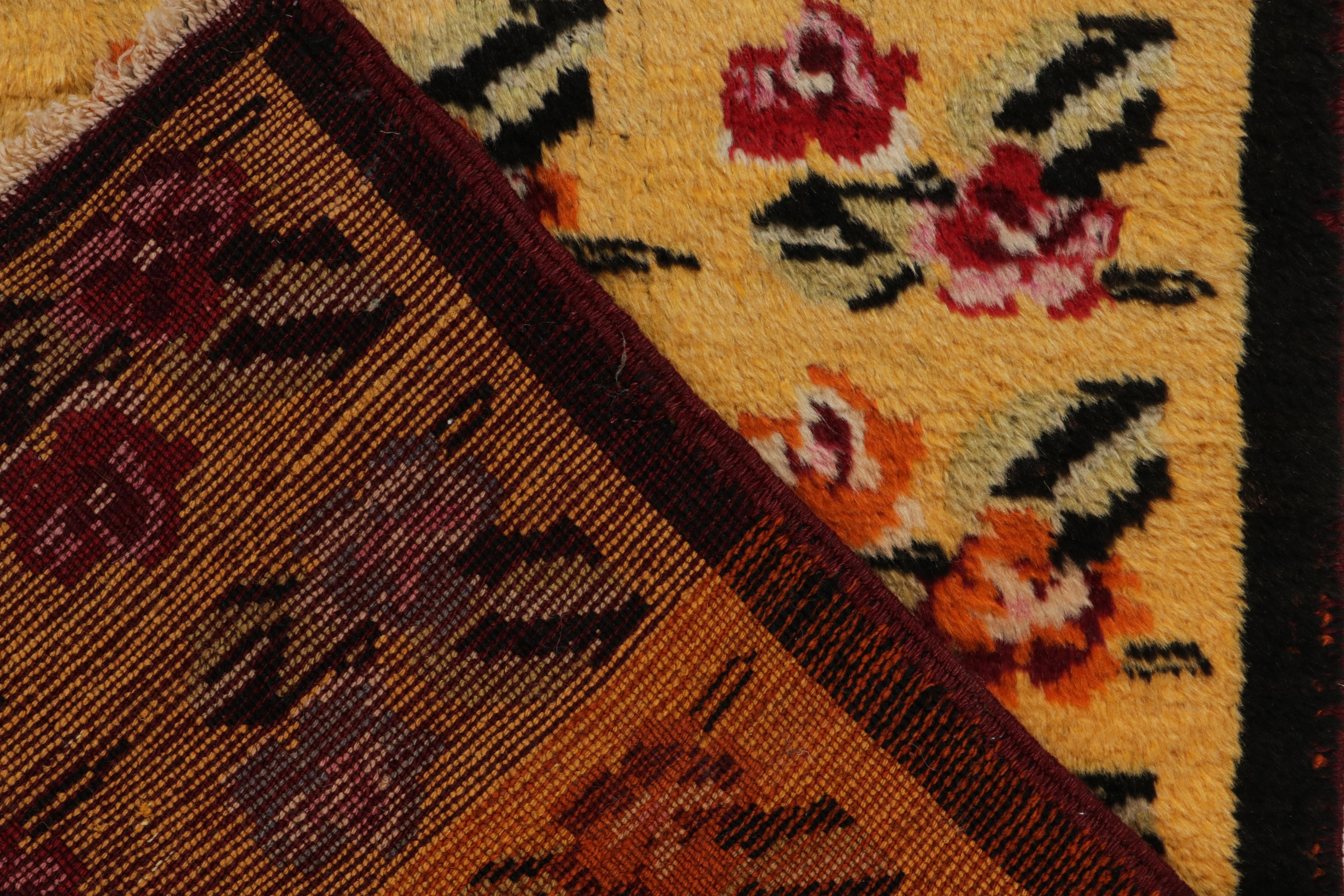 Vintage-Deko-Teppich aus den 1960er Jahren mit goldenem, rosa-rotem Allover-Blumenmuster von Teppich & Kelim (Mitte des 20. Jahrhunderts) im Angebot